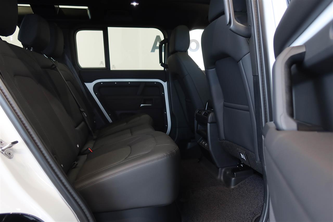 Land Rover Defender 2025