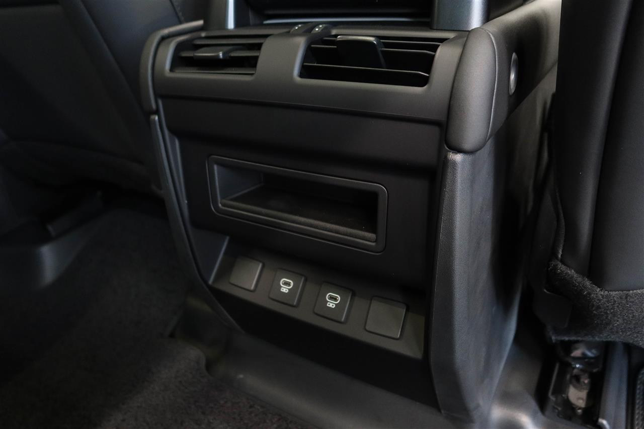 Land Rover Defender 2025