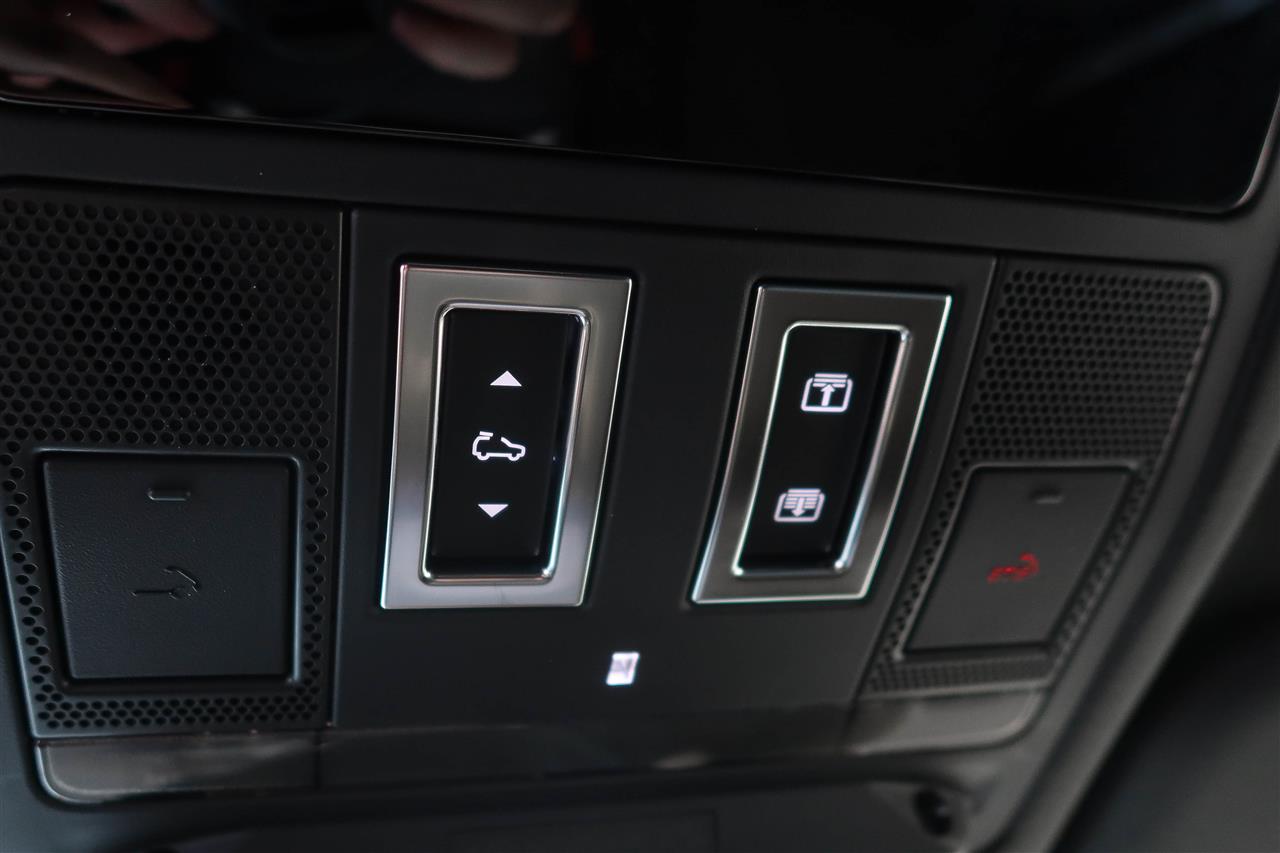 Land Rover Defender 2025