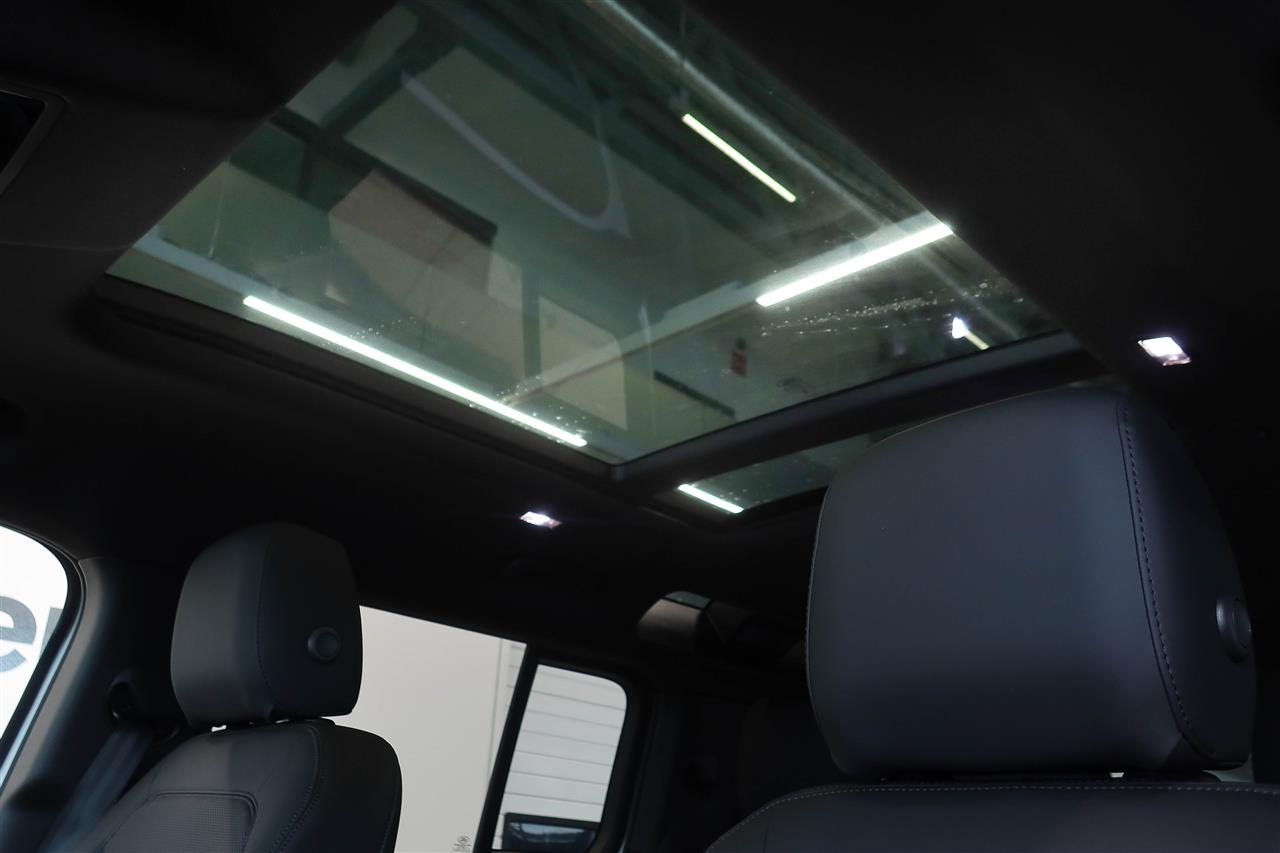 Land Rover Defender 2025