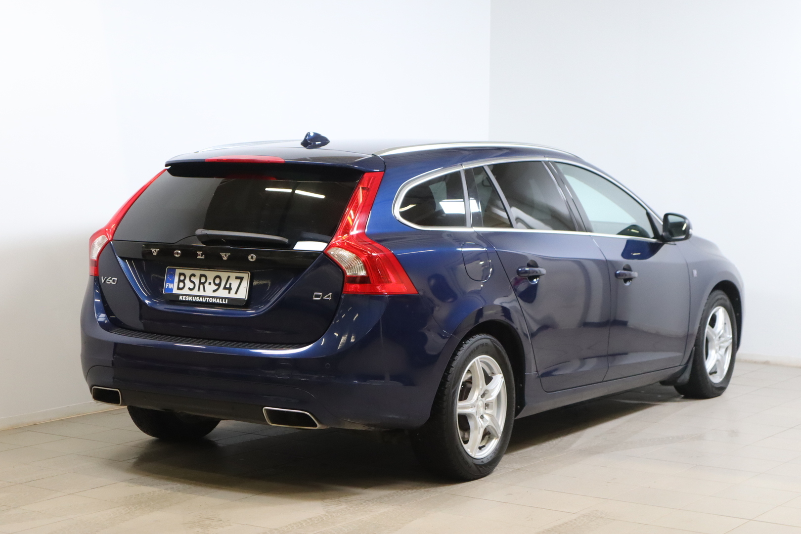 VOLVO V60 2015