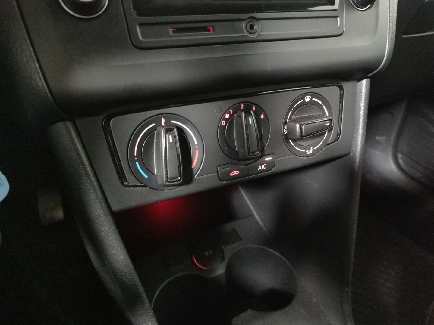 VOLKSWAGEN Polo 2016