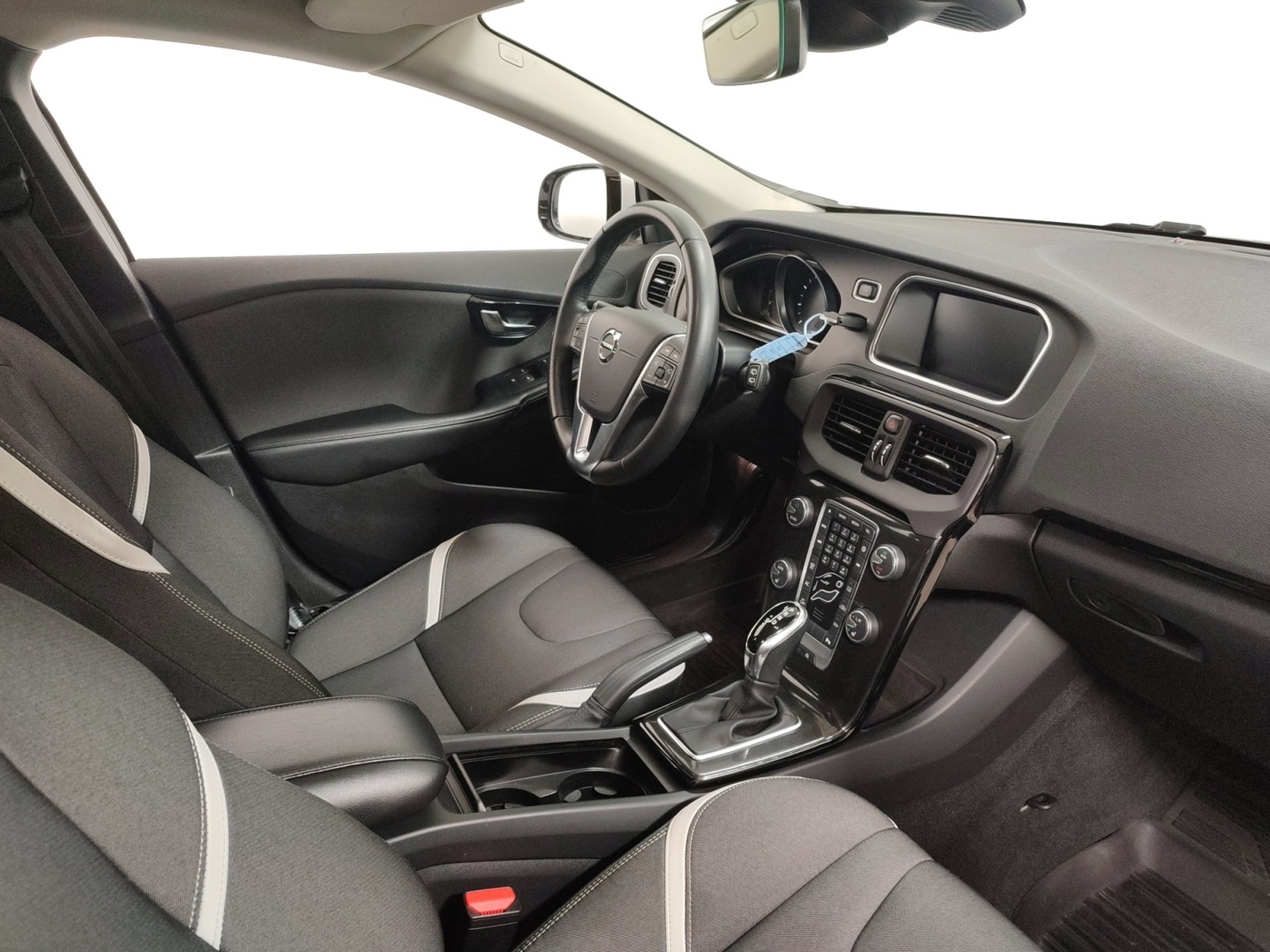VOLVO V40 2019