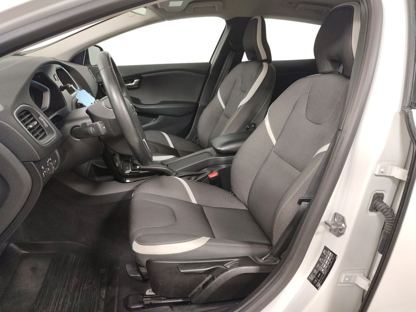 VOLVO V40 2019