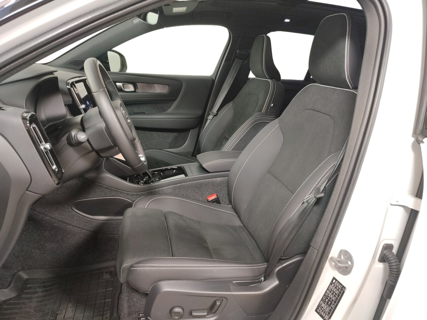 VOLVO XC40 2023
