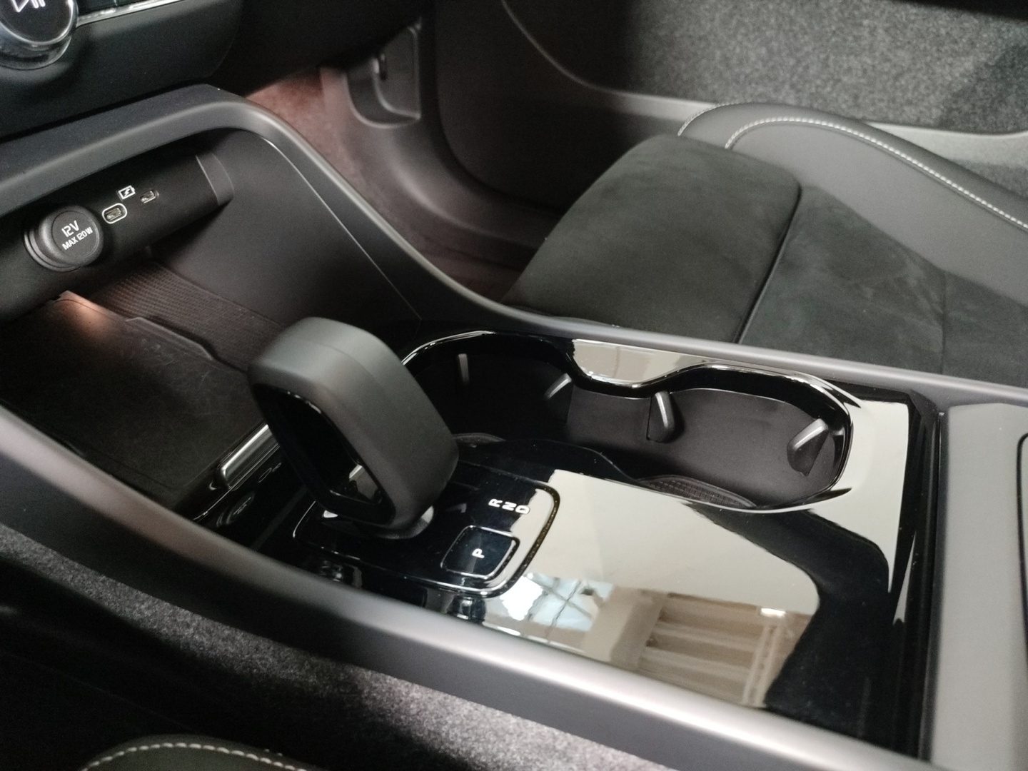 VOLVO XC40 2023