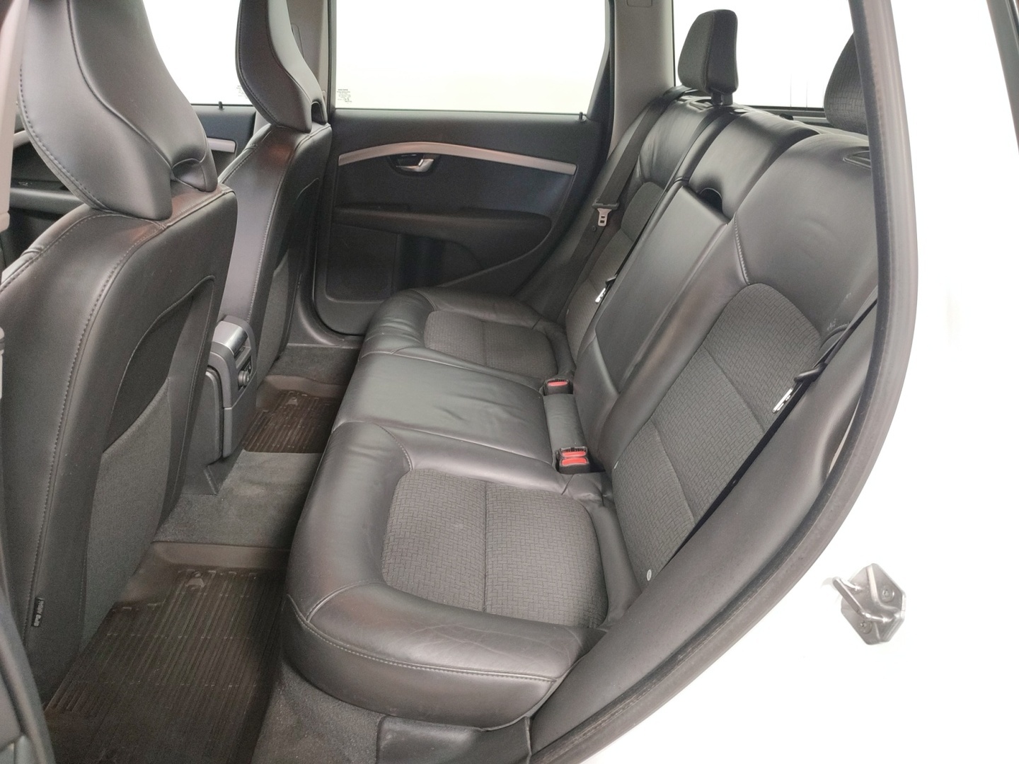 VOLVO V70 2016