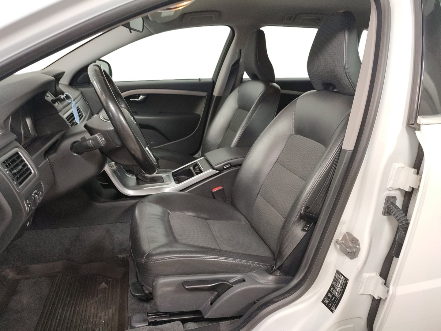 VOLVO V70 2016