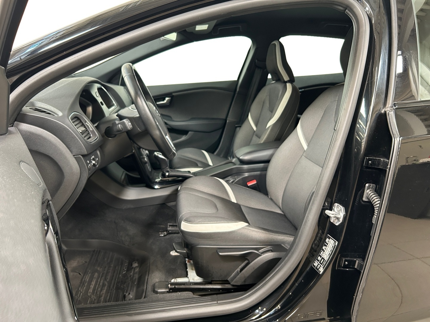 VOLVO V40 2019