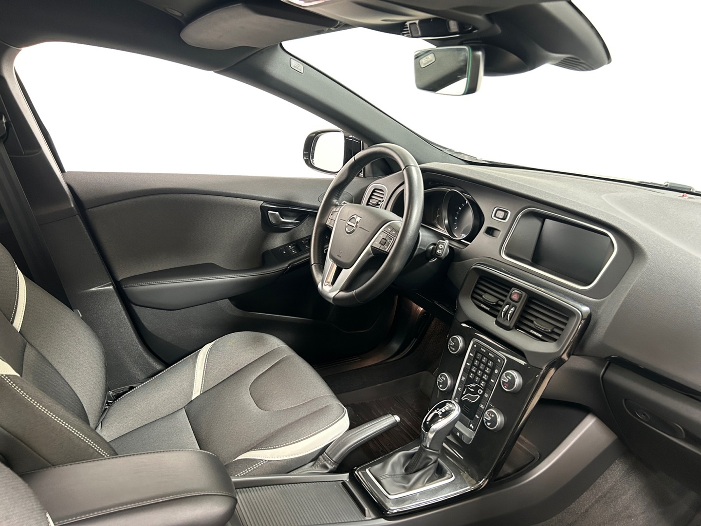 VOLVO V40 2019
