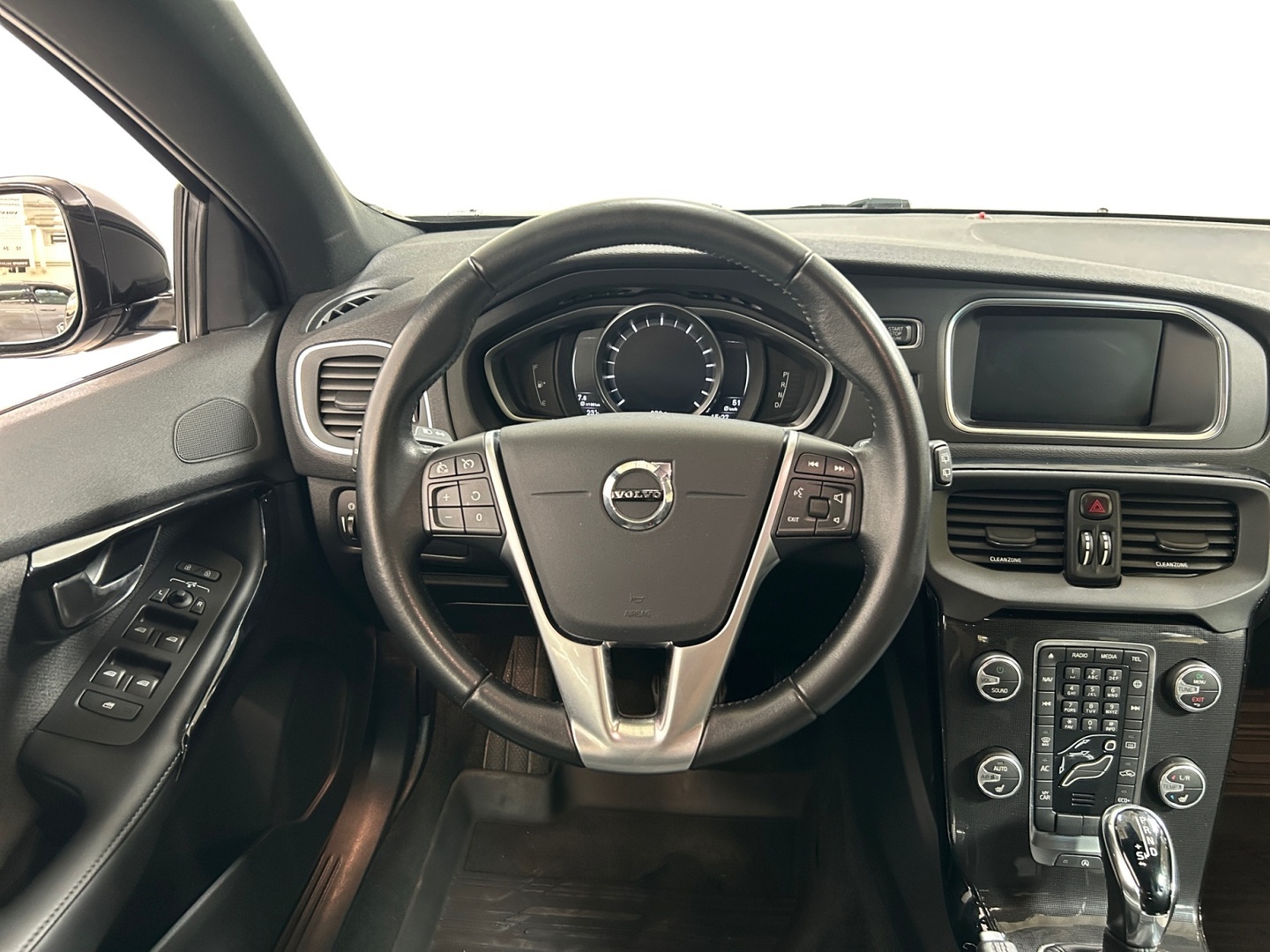 VOLVO V40 2019