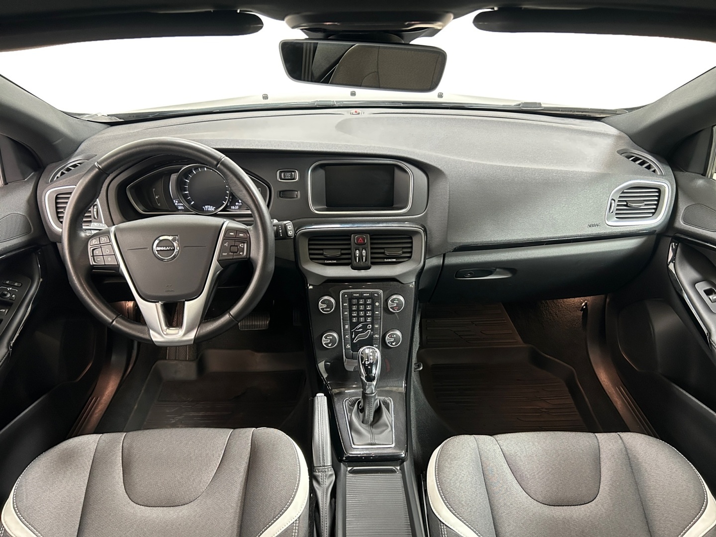 VOLVO V40 2019