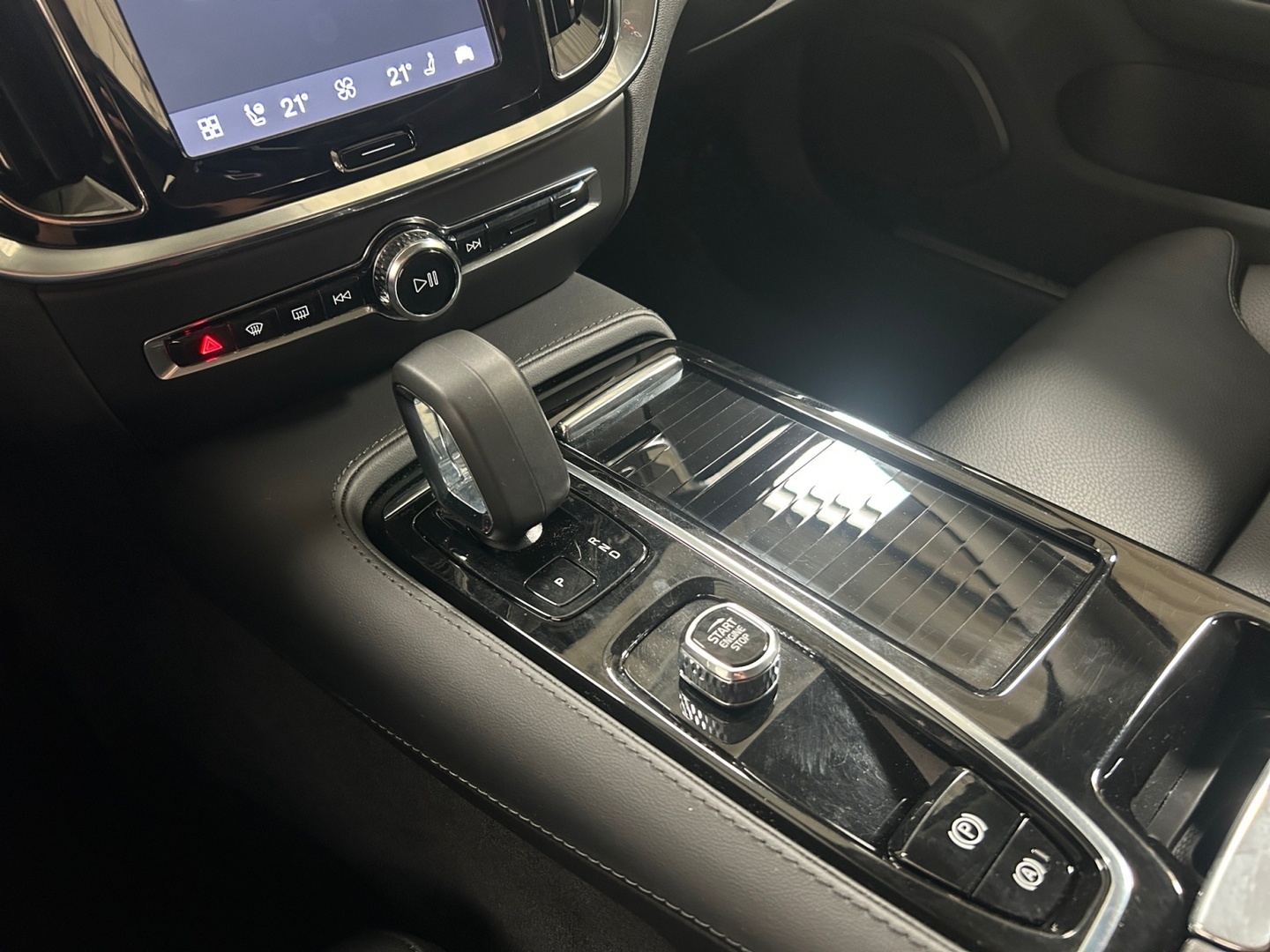 VOLVO V60 2024