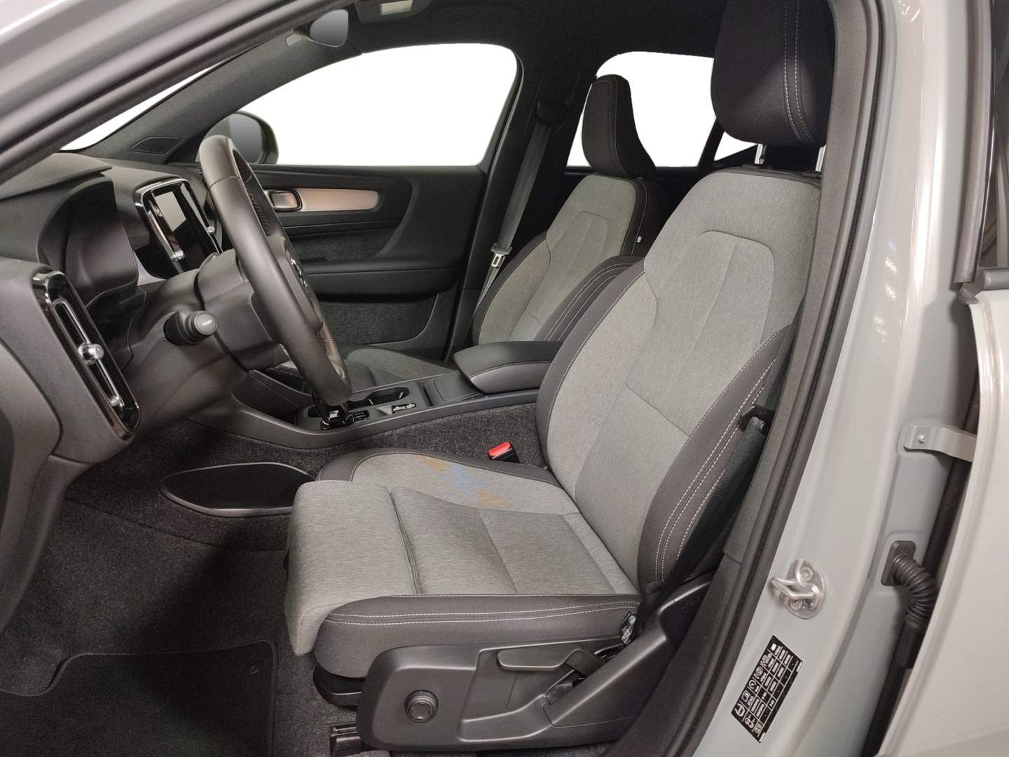 VOLVO XC40 2025