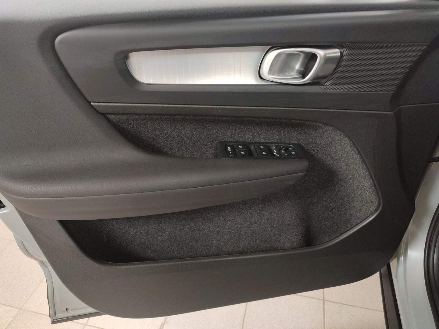 VOLVO XC40 2025