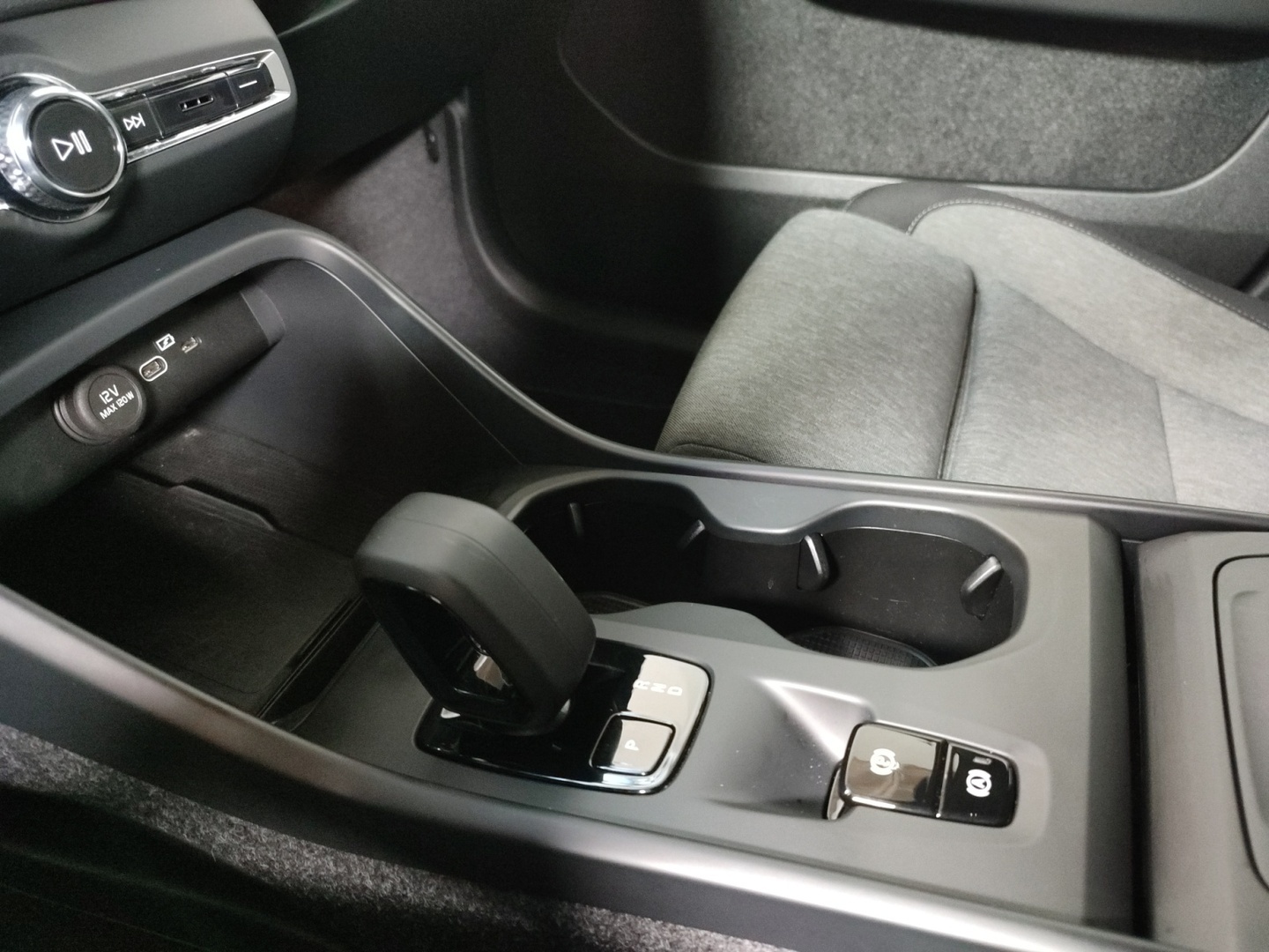 VOLVO XC40 2025