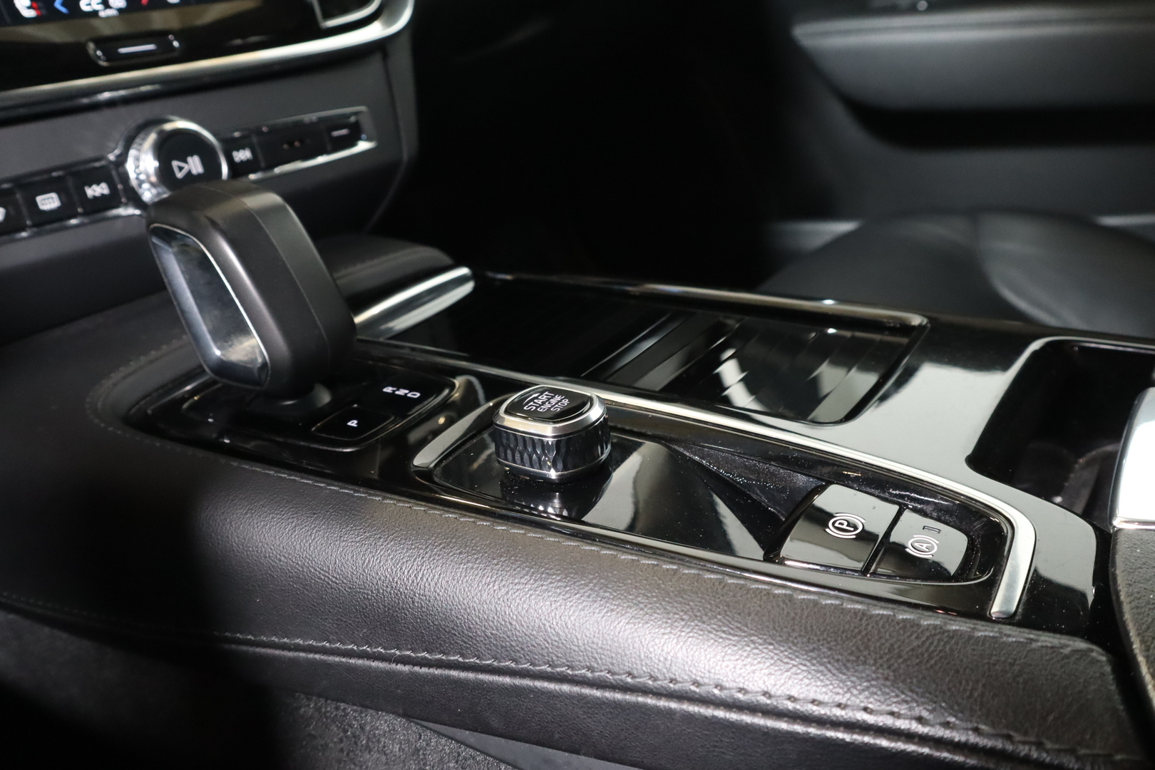 VOLVO V90 2023