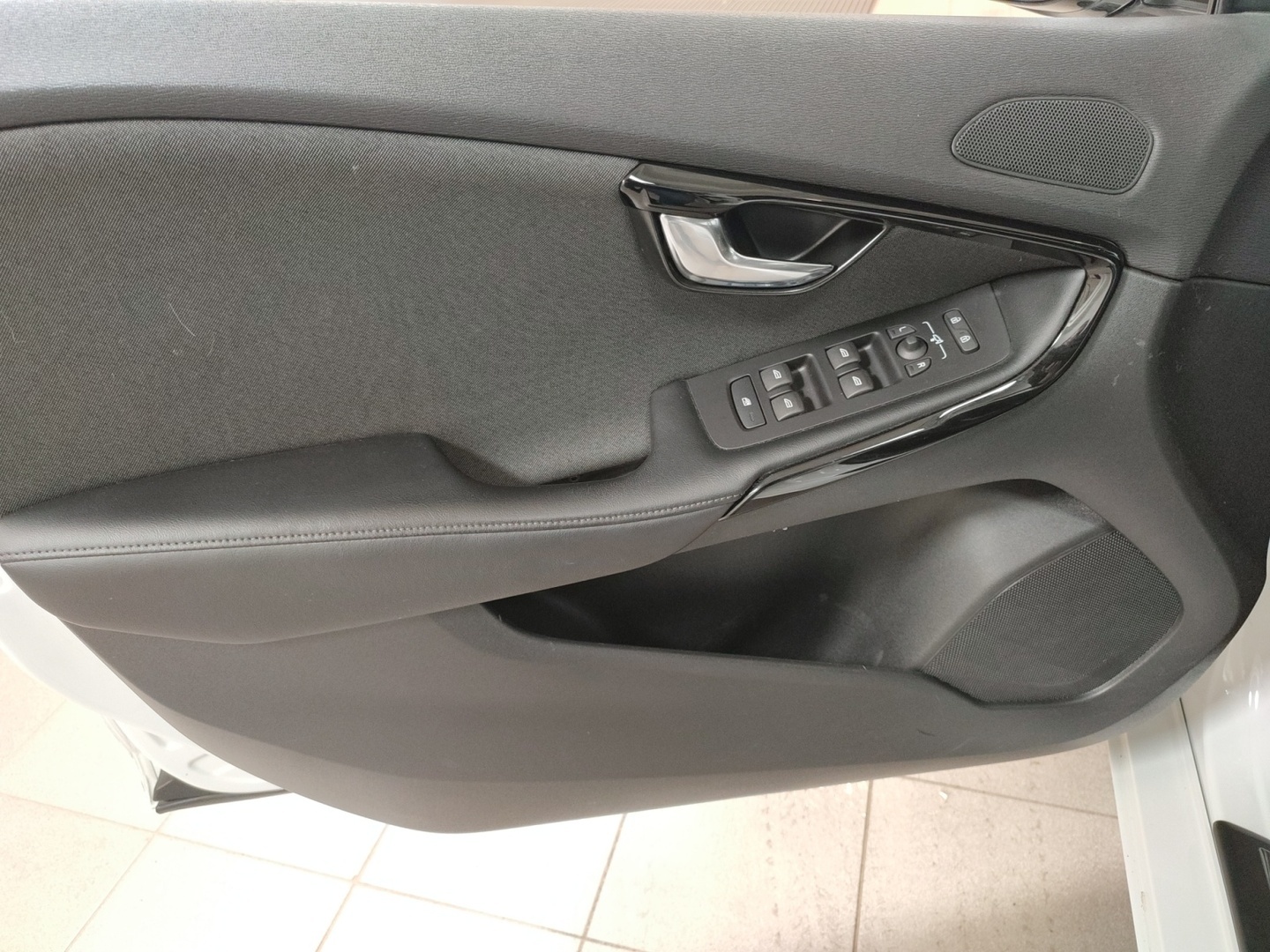 VOLVO V40 2019