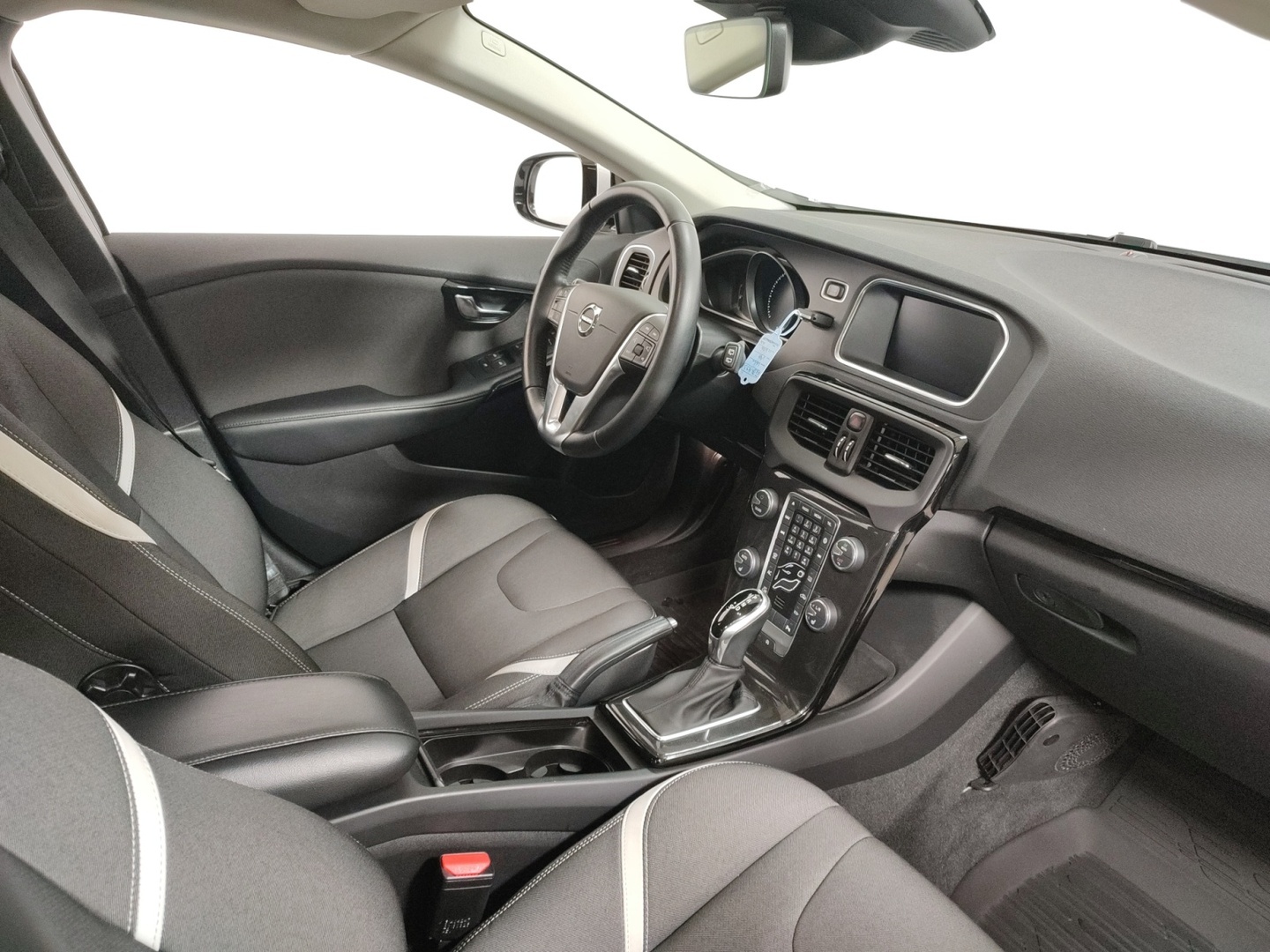 VOLVO V40 2019
