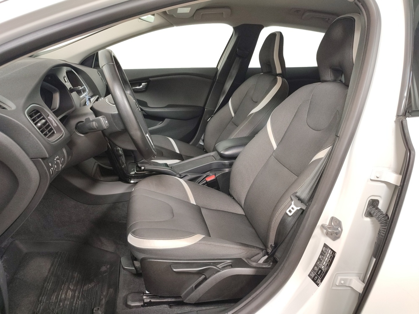 VOLVO V40 2019