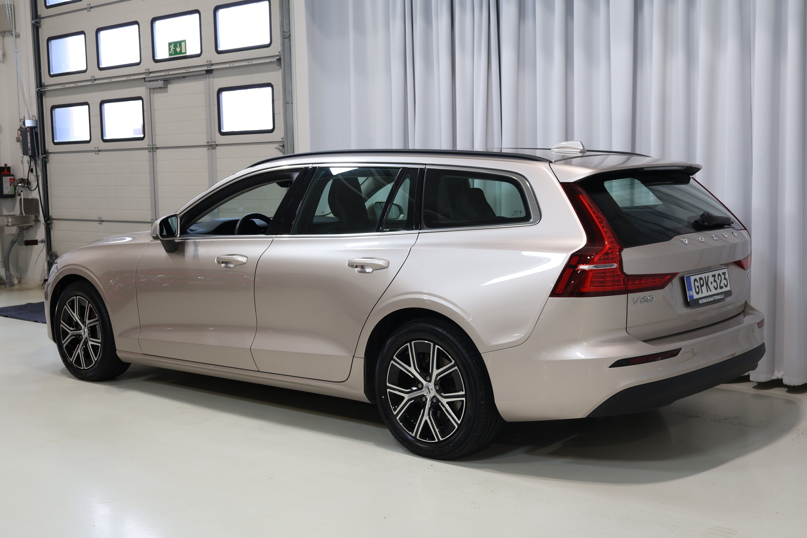 VOLVO V60 2023