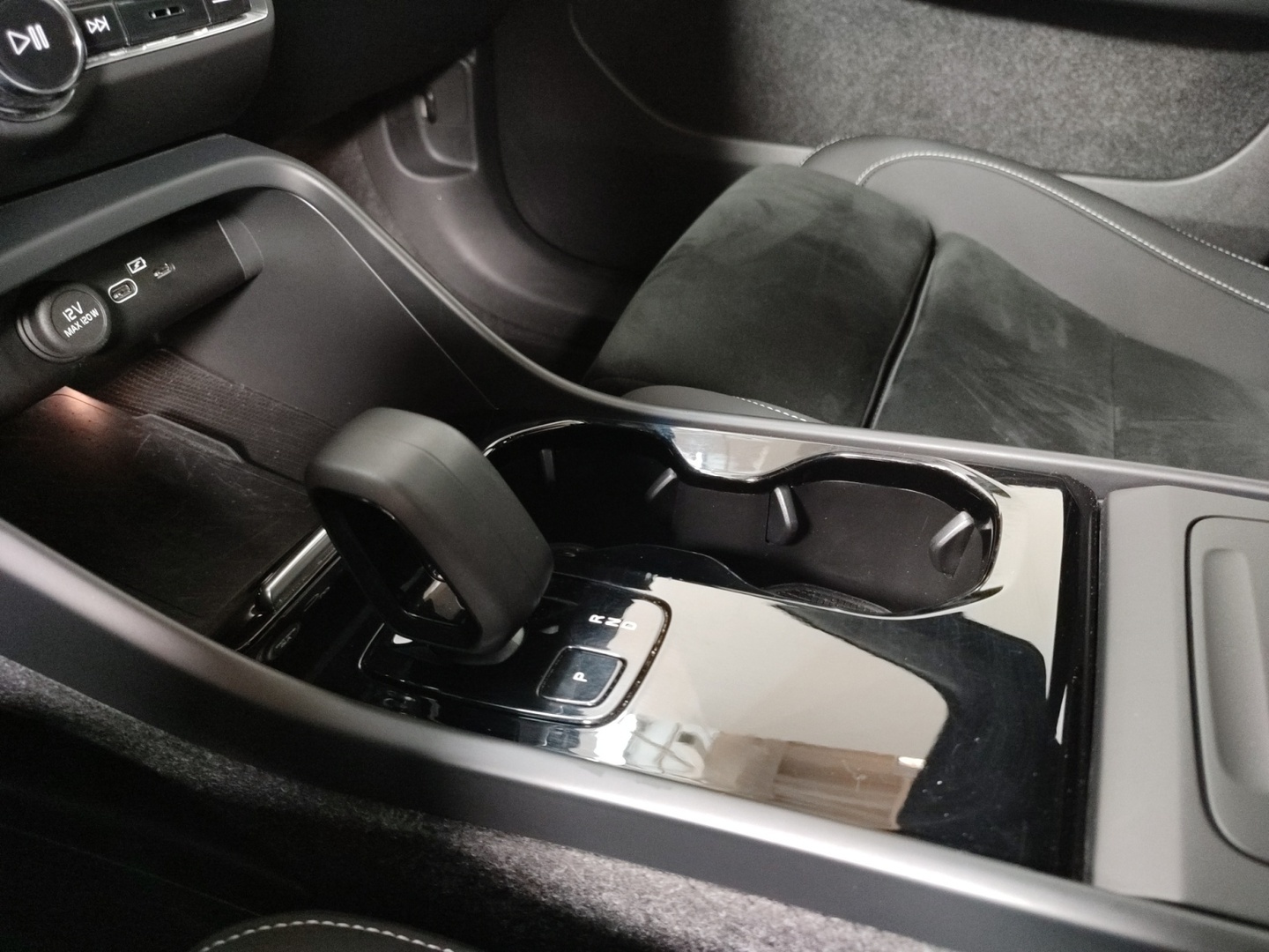 VOLVO C40 2023