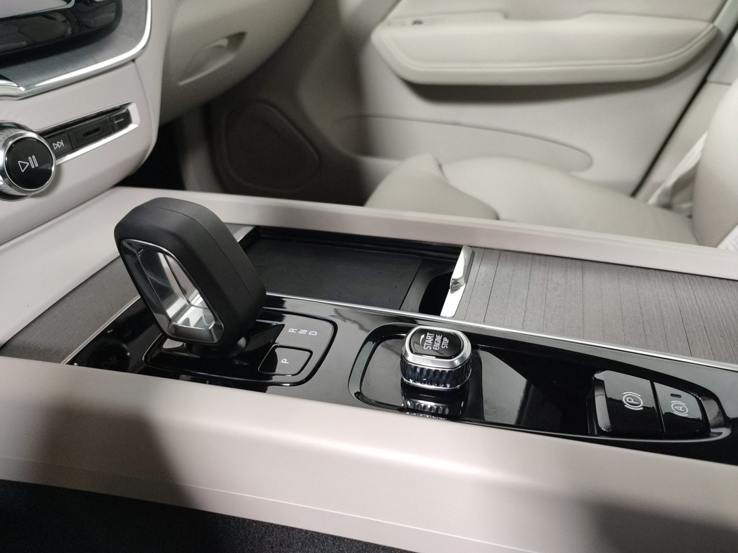 VOLVO XC60 2025