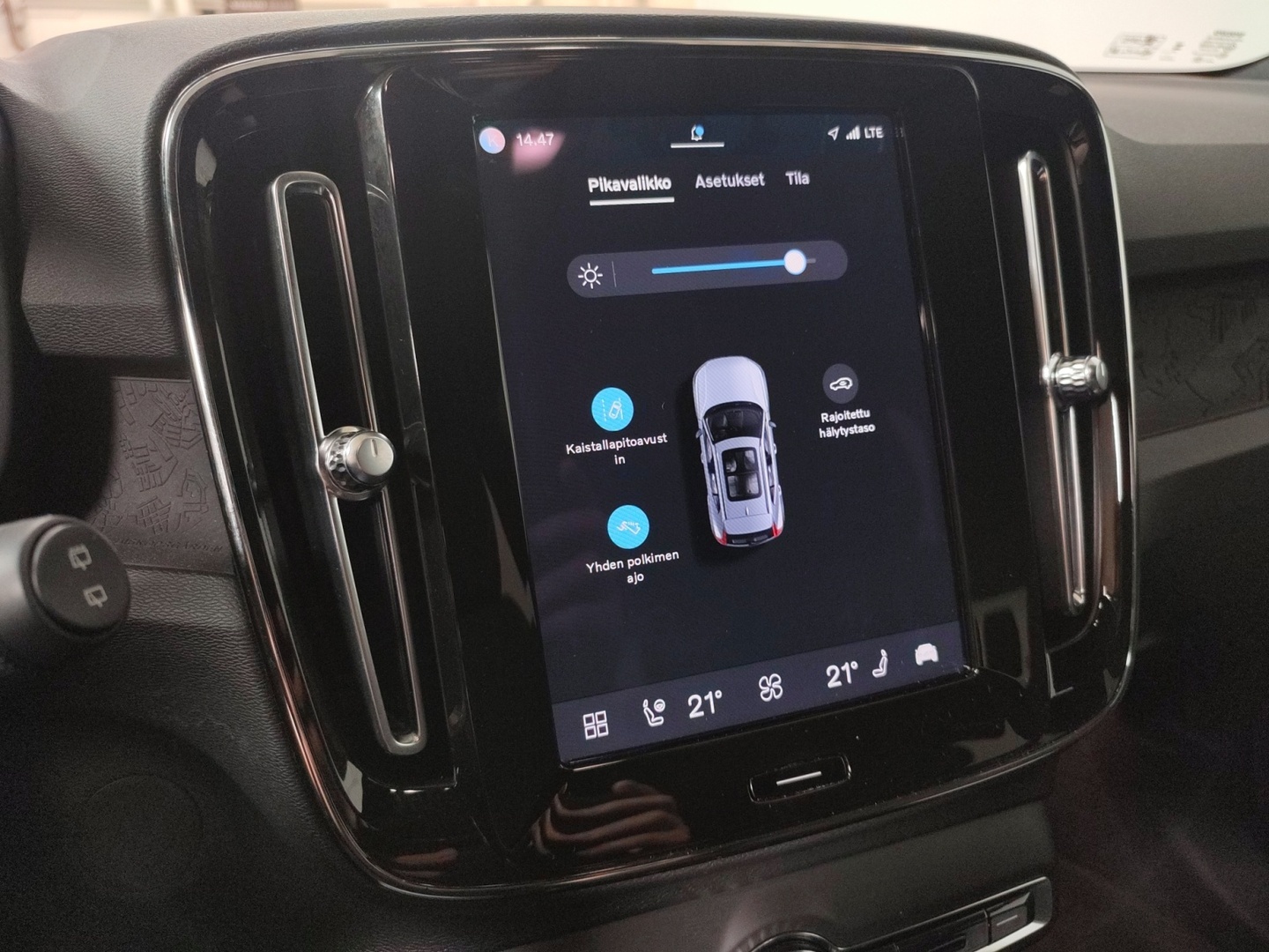VOLVO XC40 2023