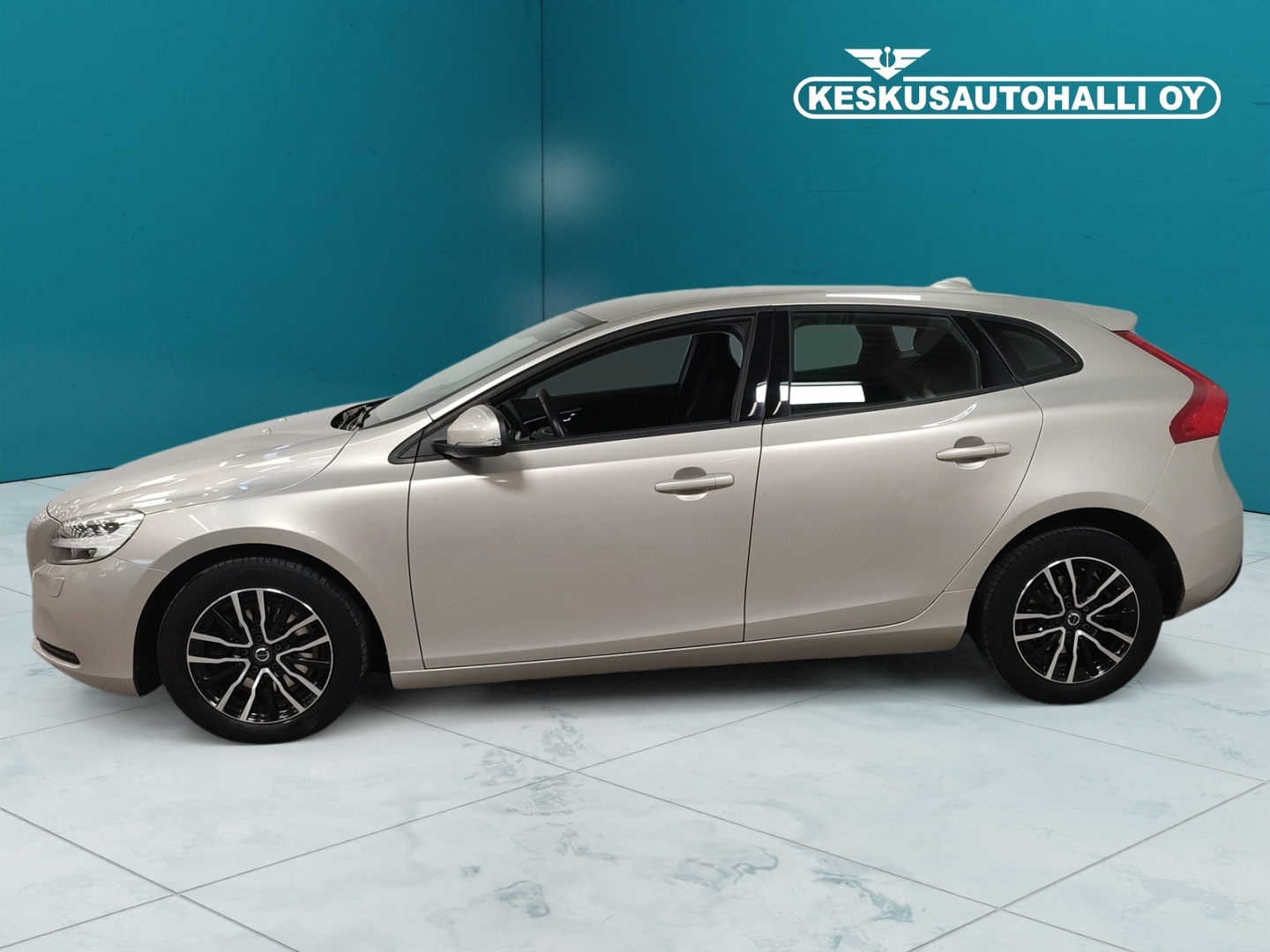 VOLVO V40 2018