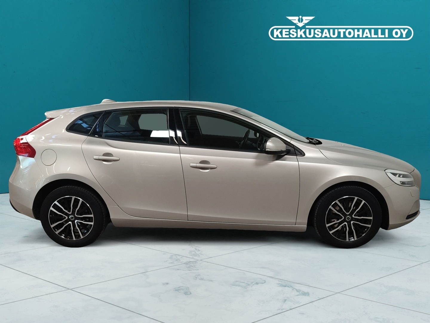 VOLVO V40 2018