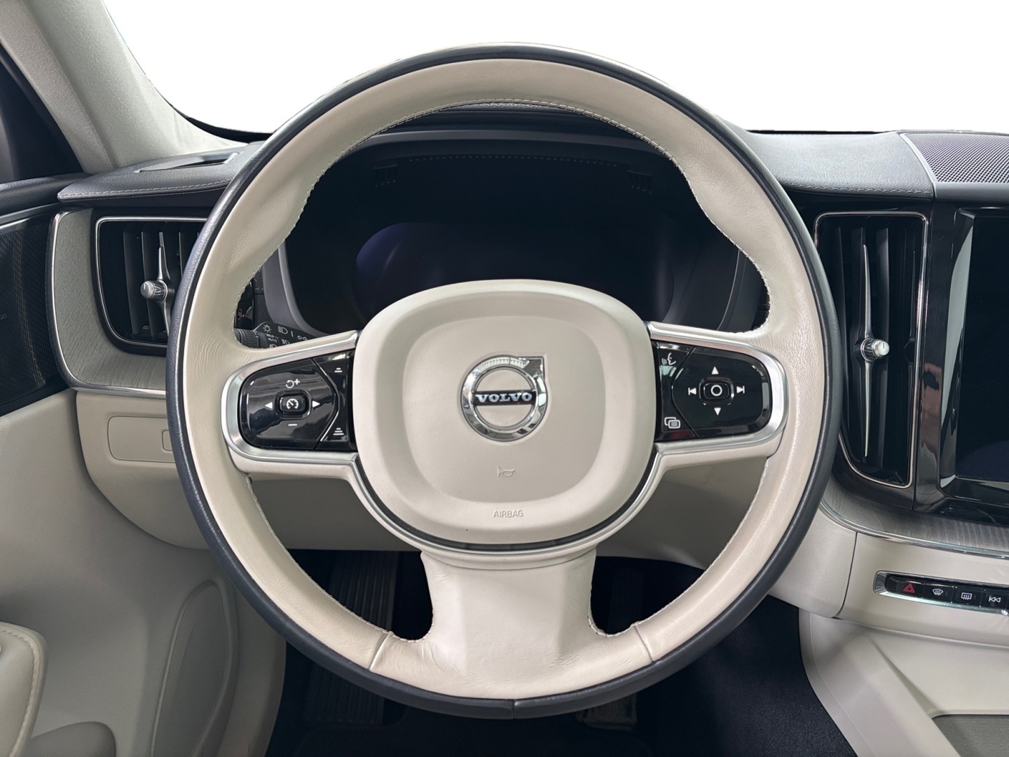 VOLVO XC60 2023