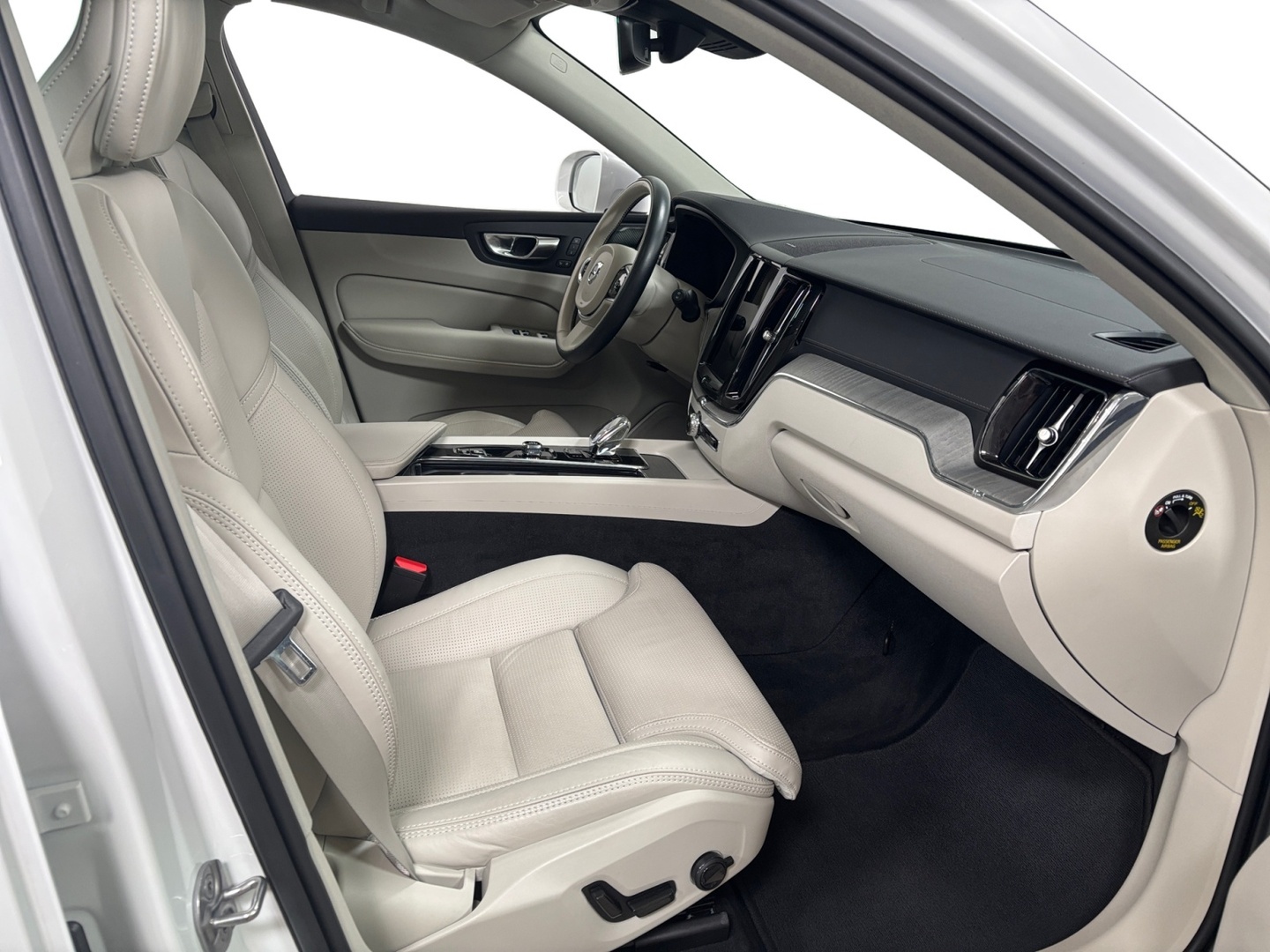 VOLVO XC60 2023