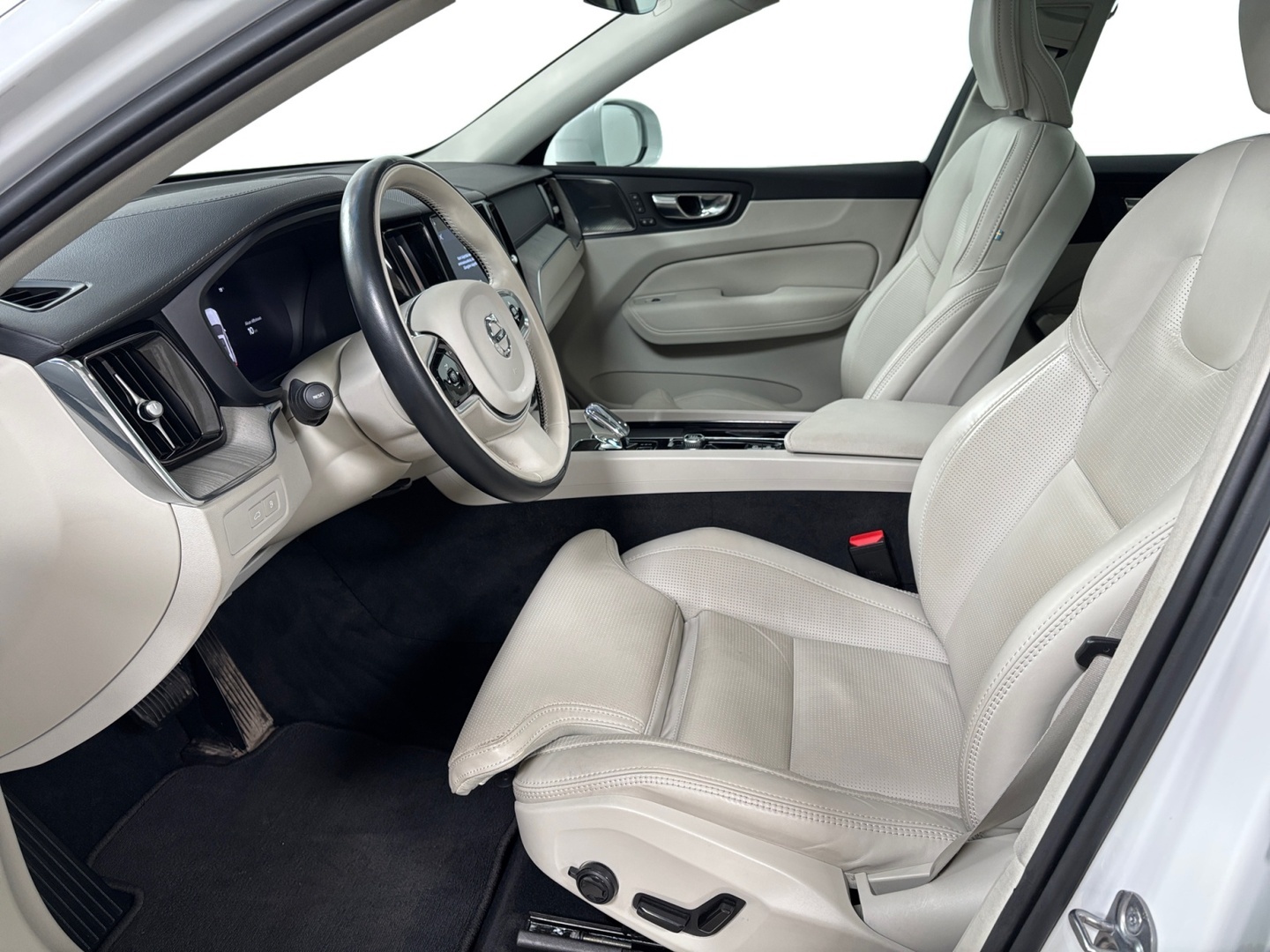 VOLVO XC60 2023