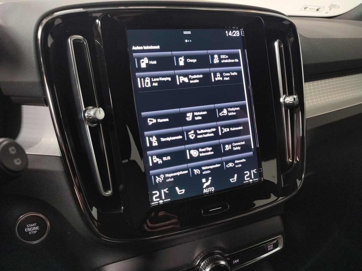 VOLVO XC40 2023