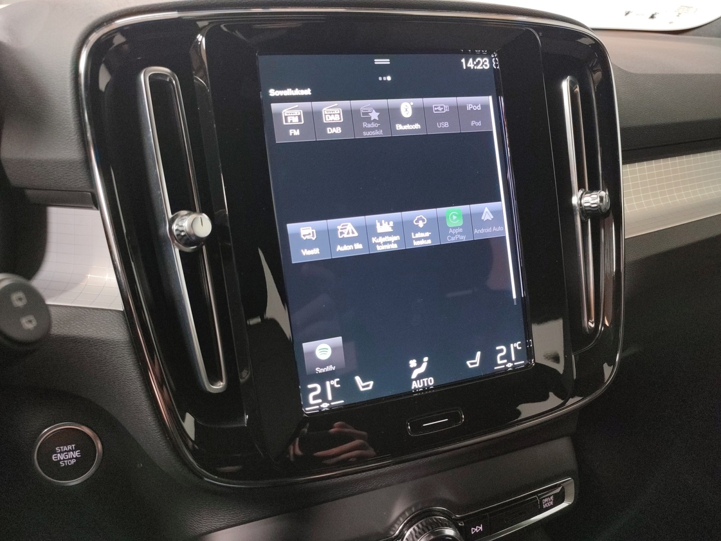 VOLVO XC40 2023