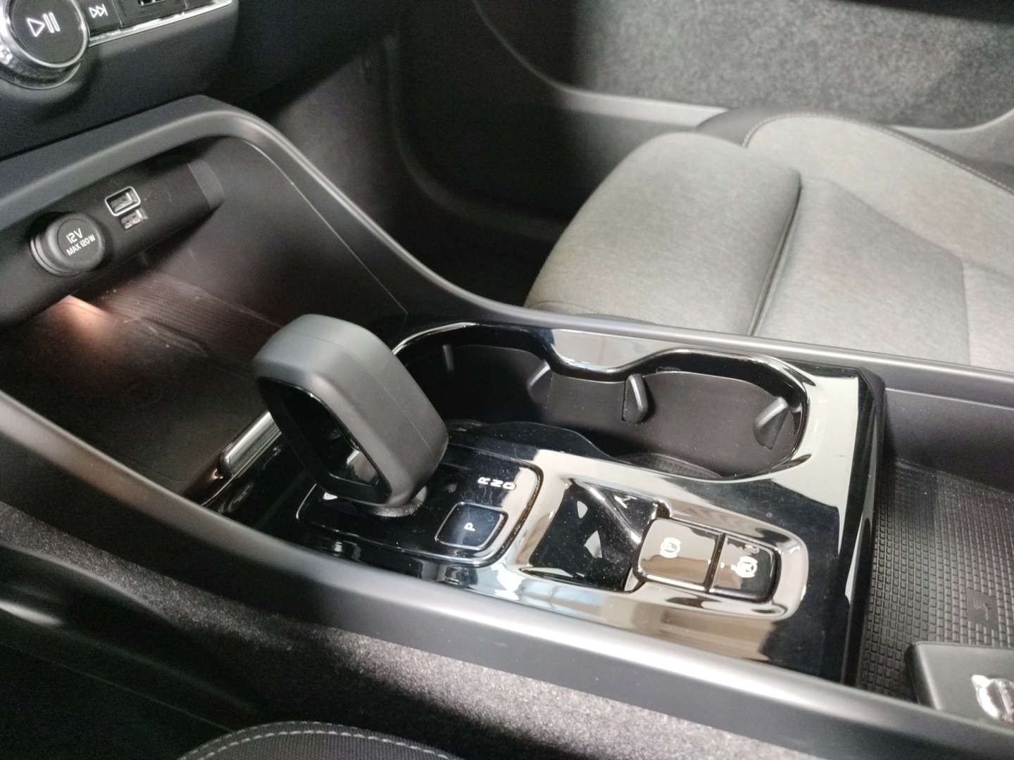 VOLVO XC40 2023