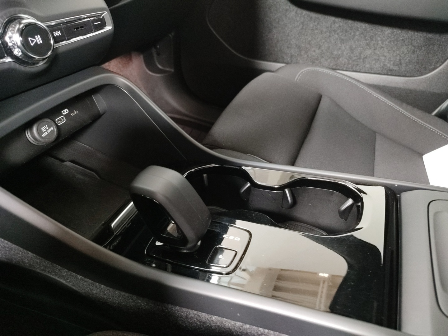 VOLVO XC40 2023