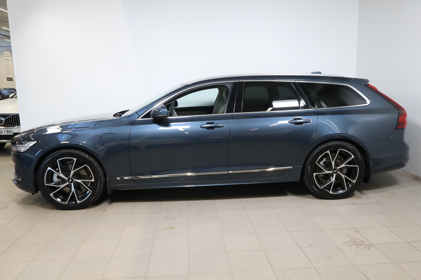 VOLVO V90 2025