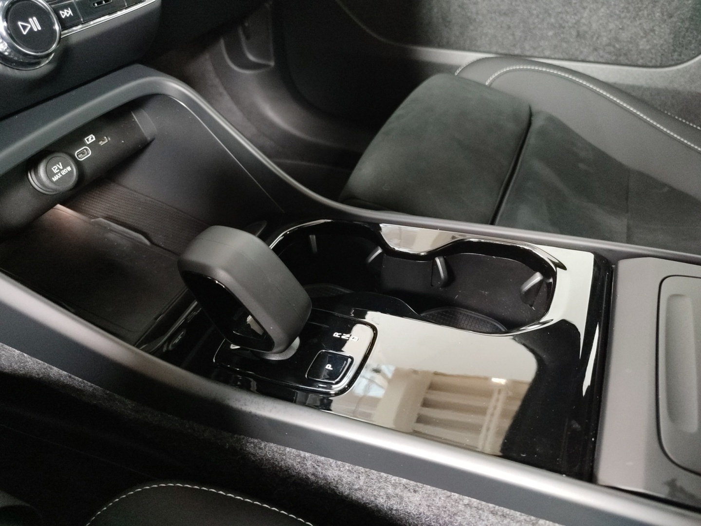 VOLVO EC40 2026