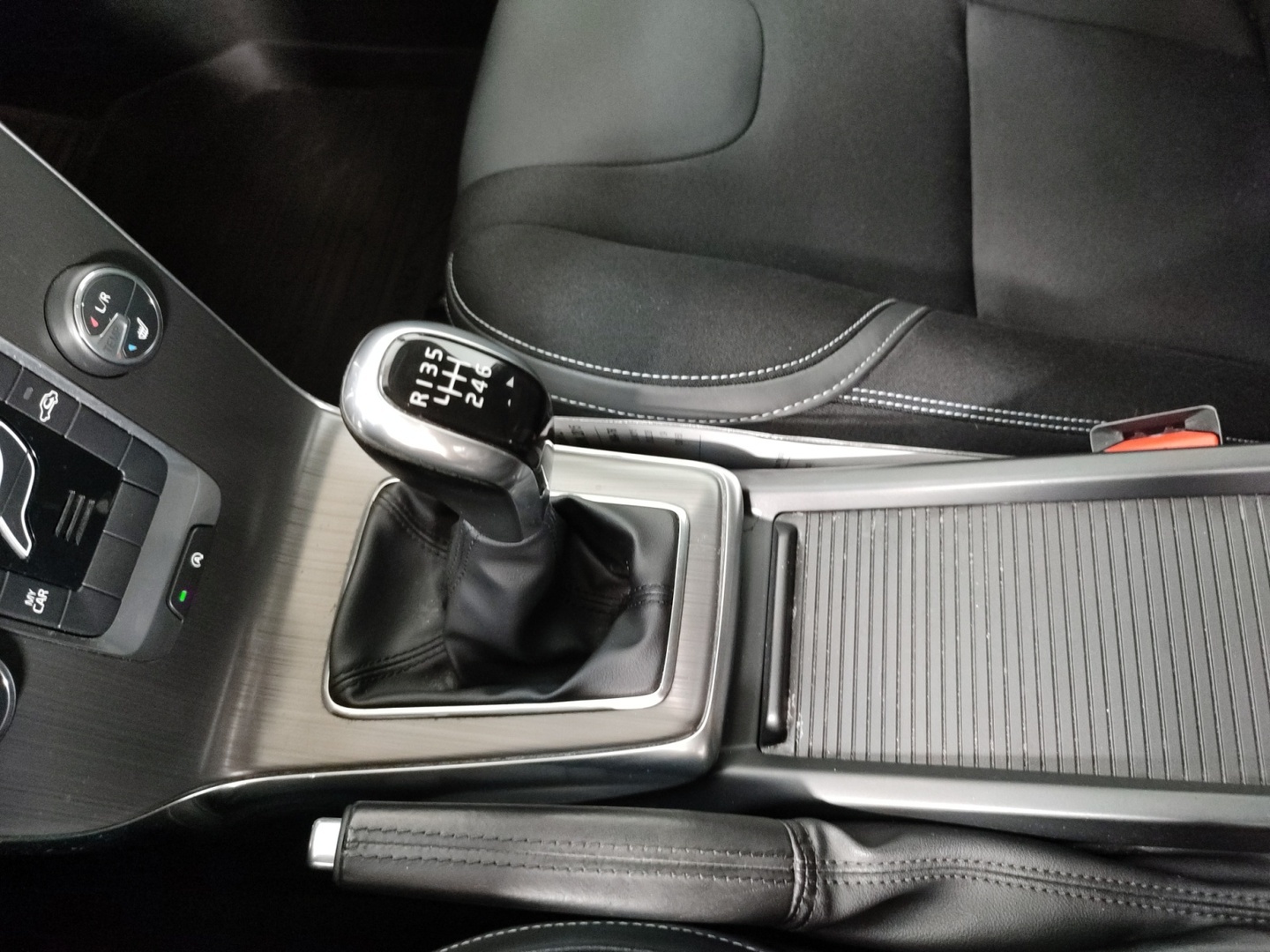 VOLVO V40 2015