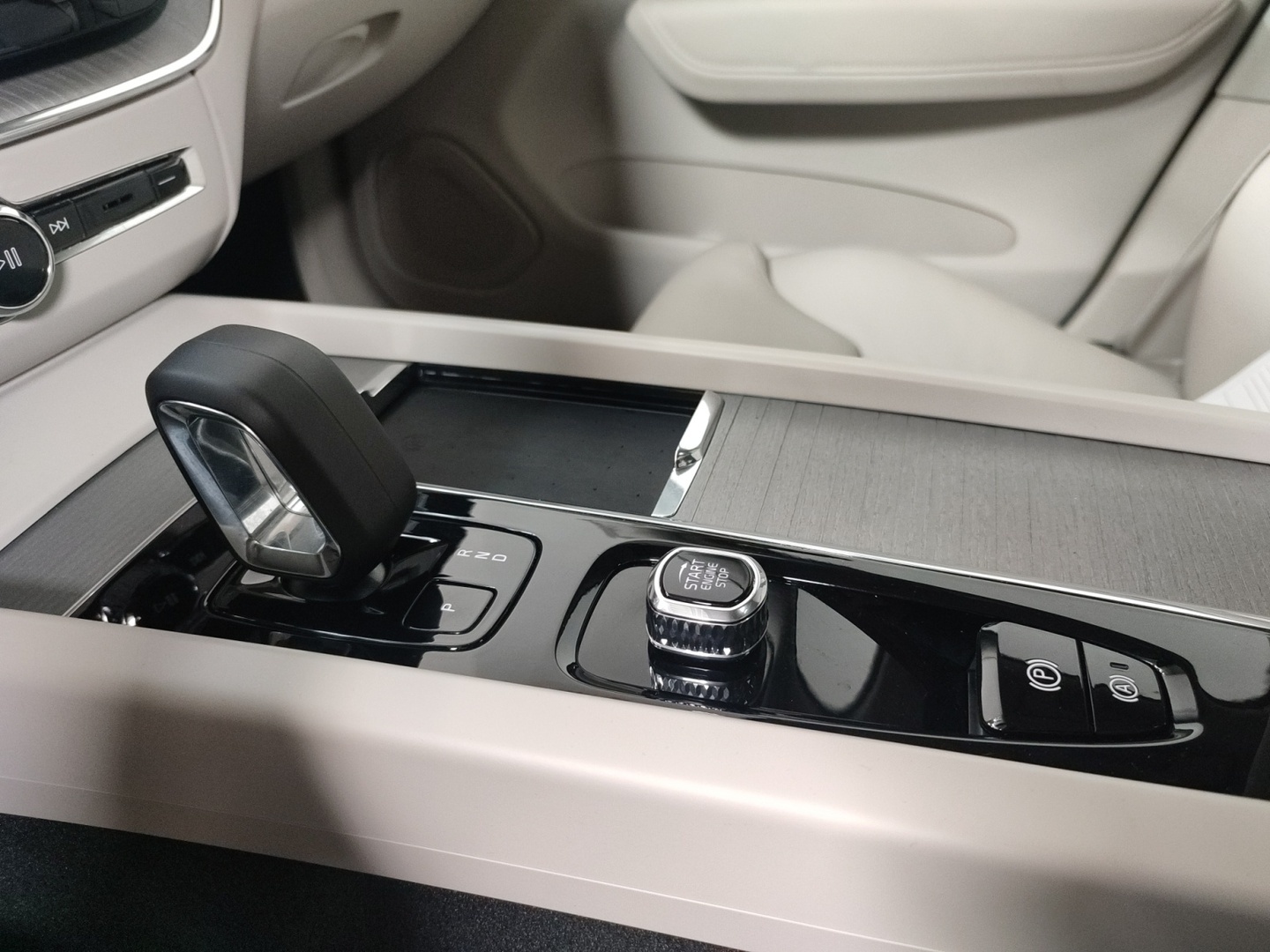VOLVO XC60 2024