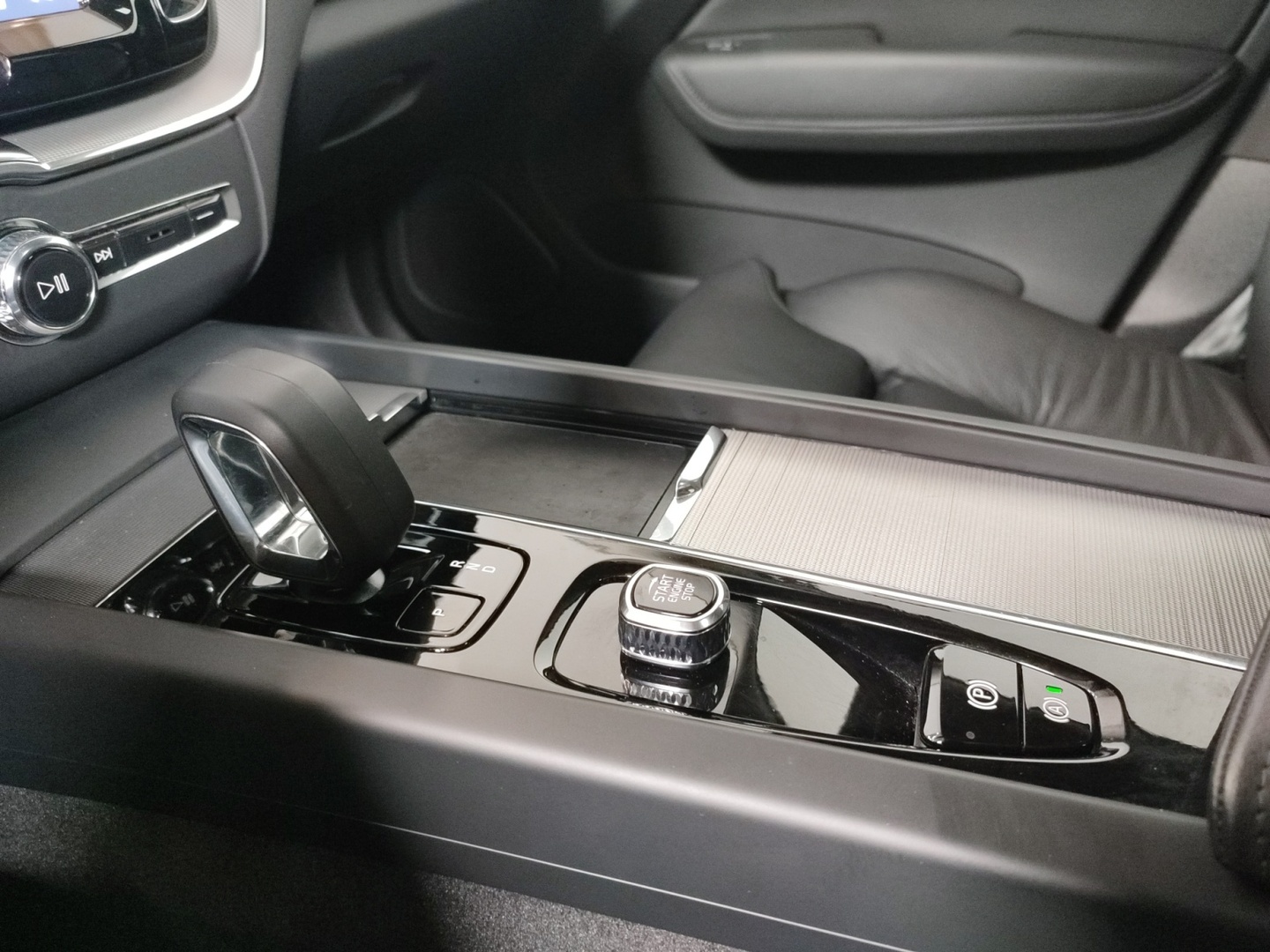 VOLVO XC60 2025