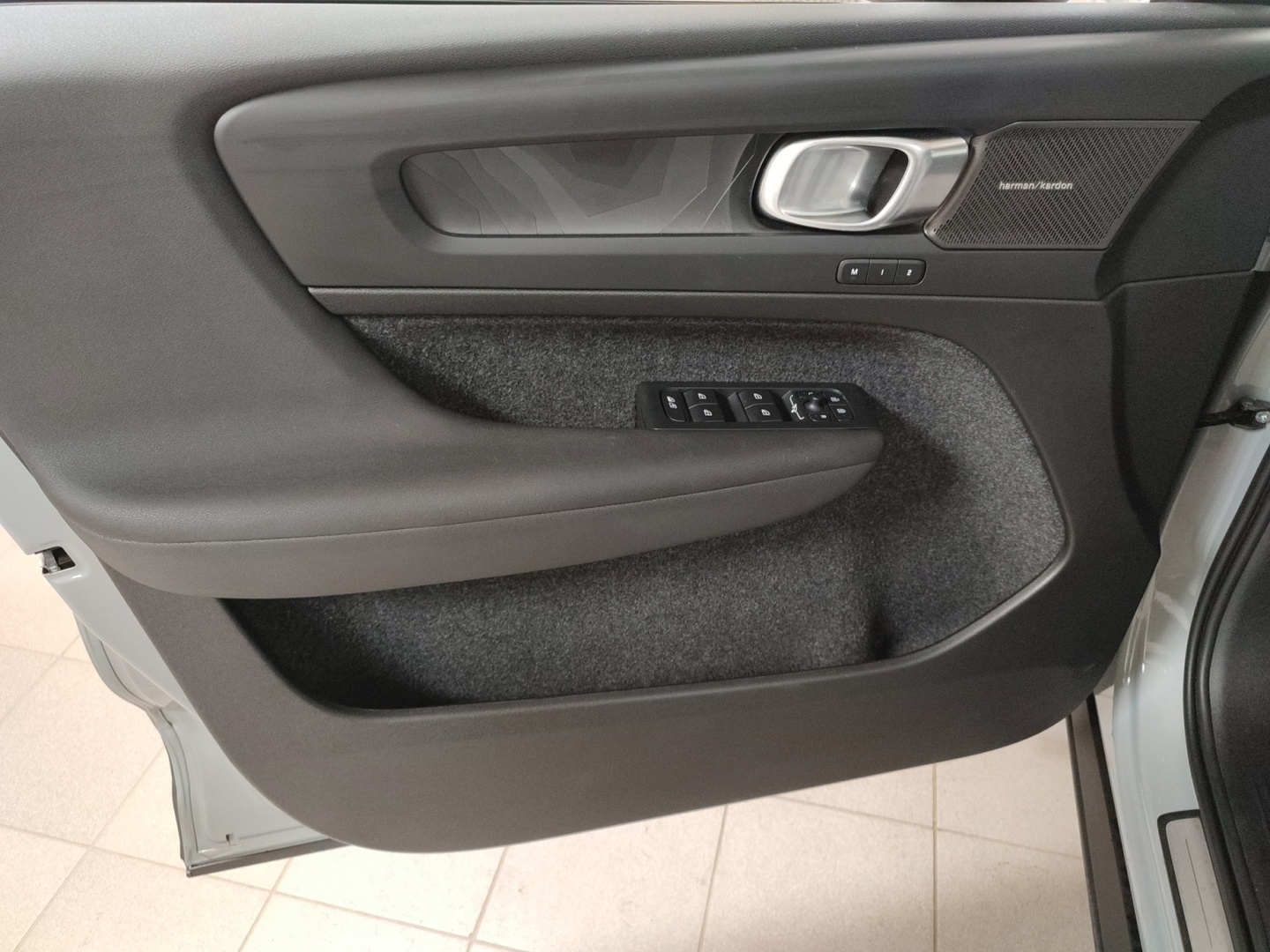 VOLVO EX40 2025