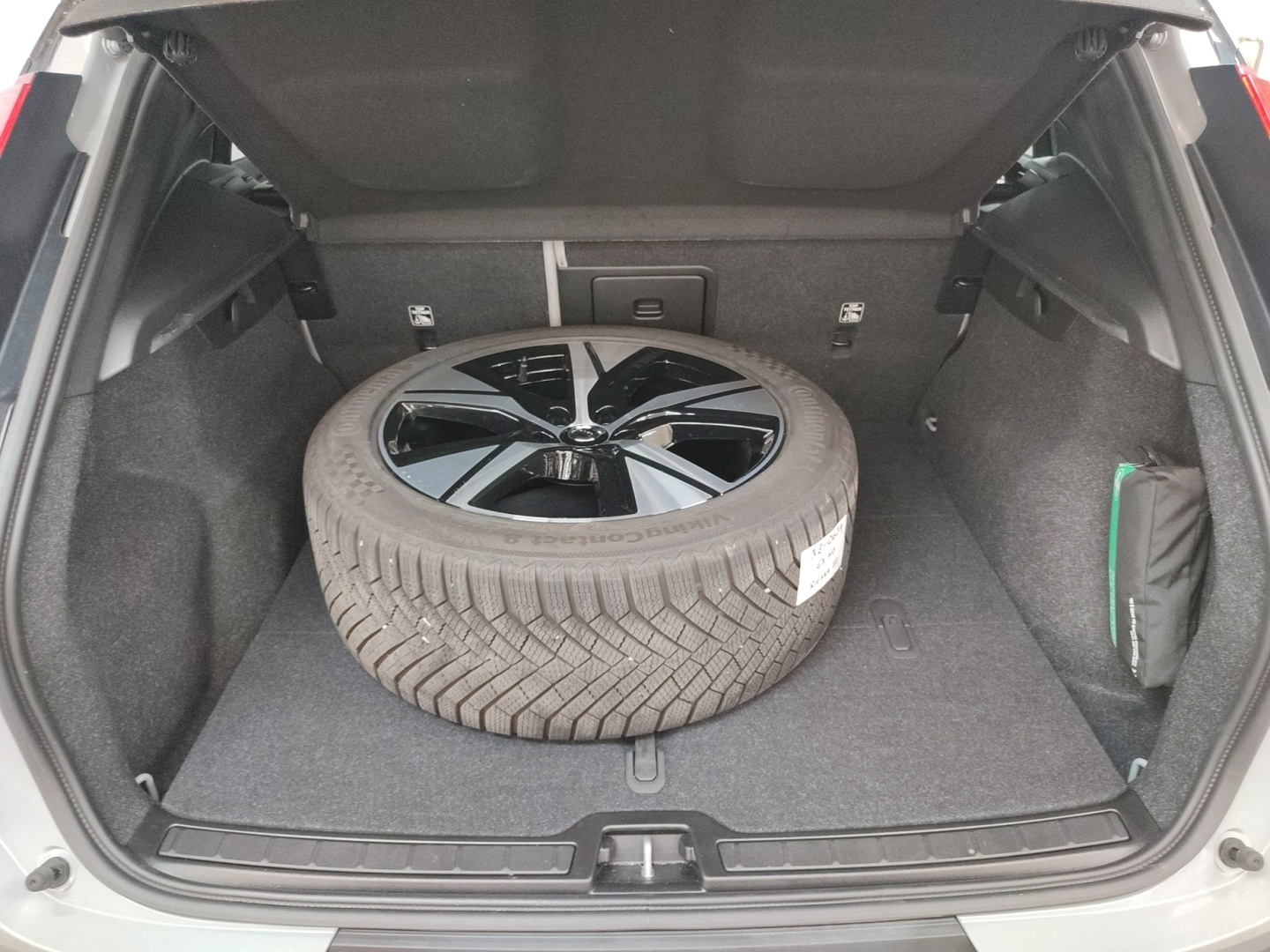 VOLVO EX40 2025
