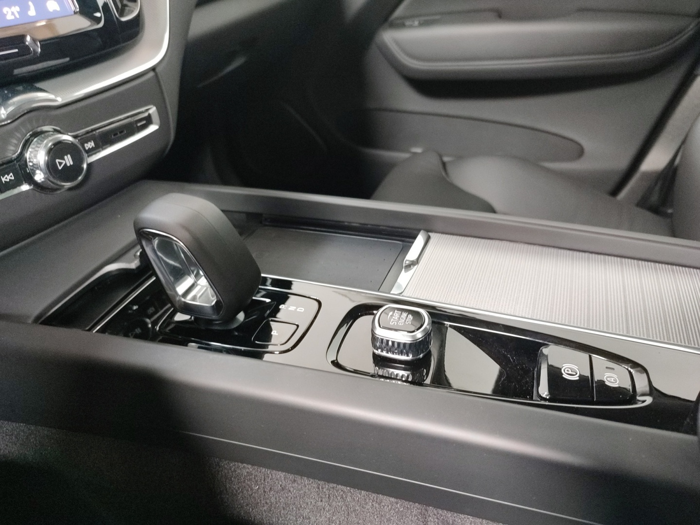 VOLVO XC60 2025