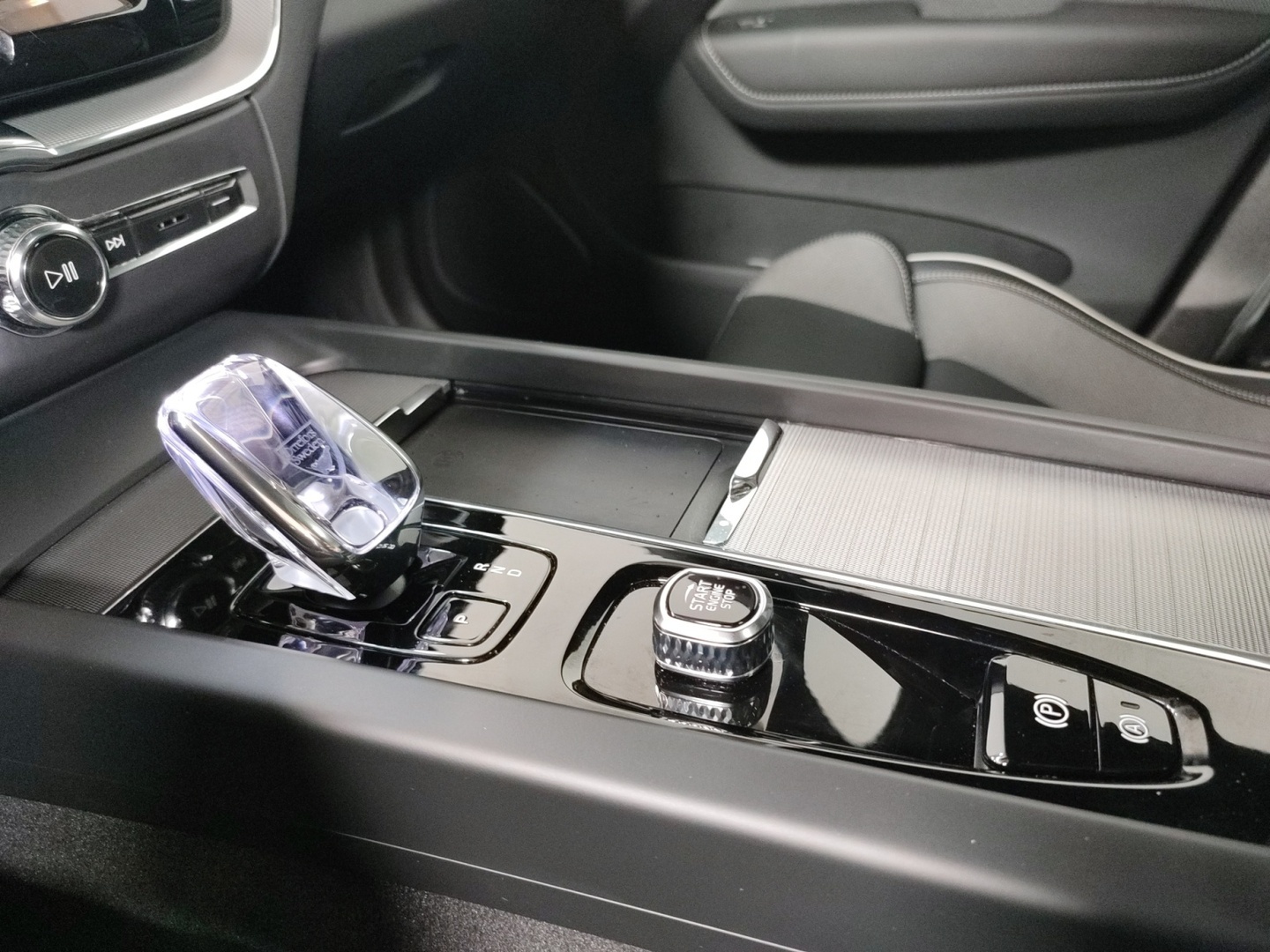 VOLVO XC60 2025