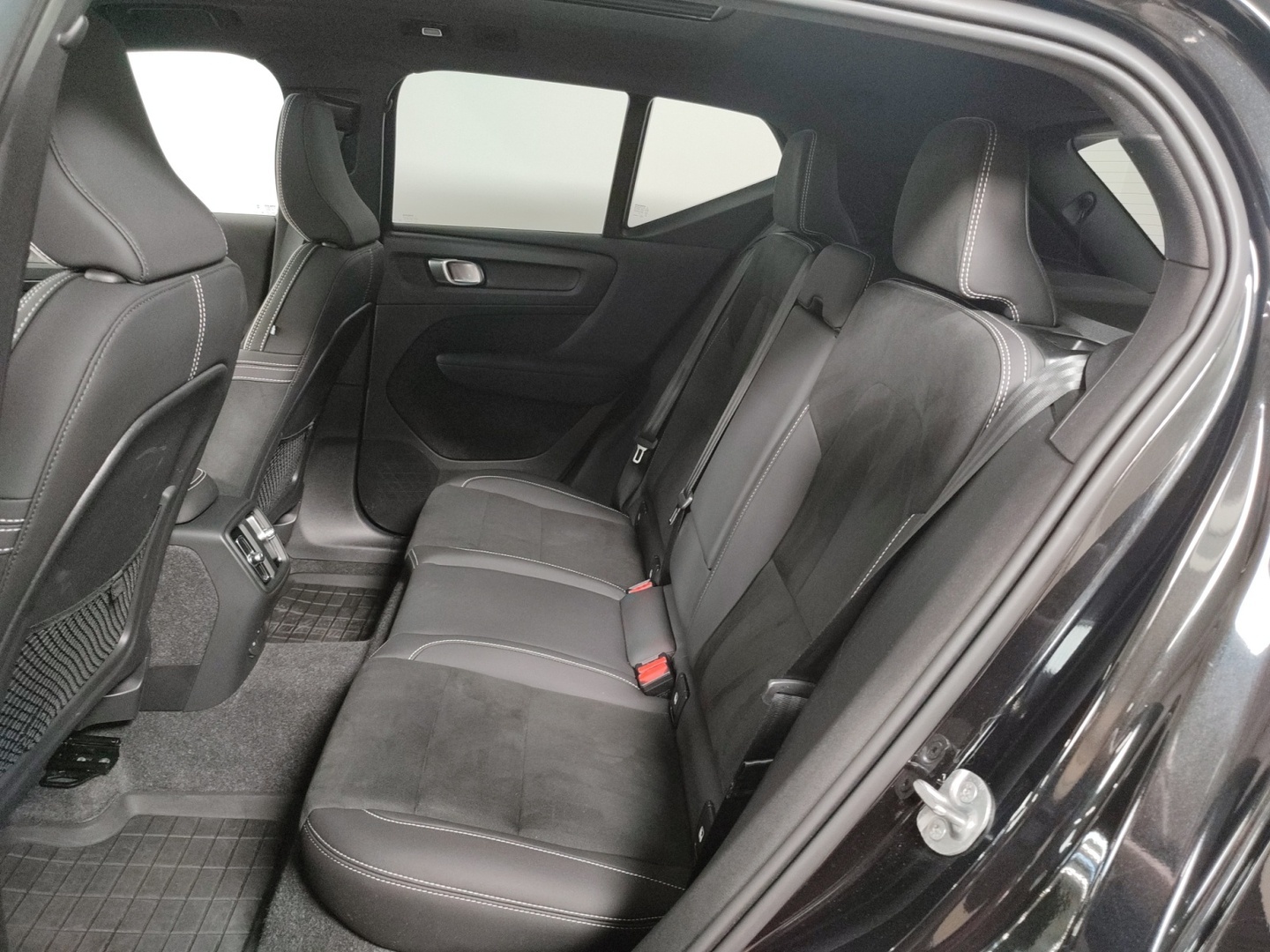 VOLVO EX40 2025