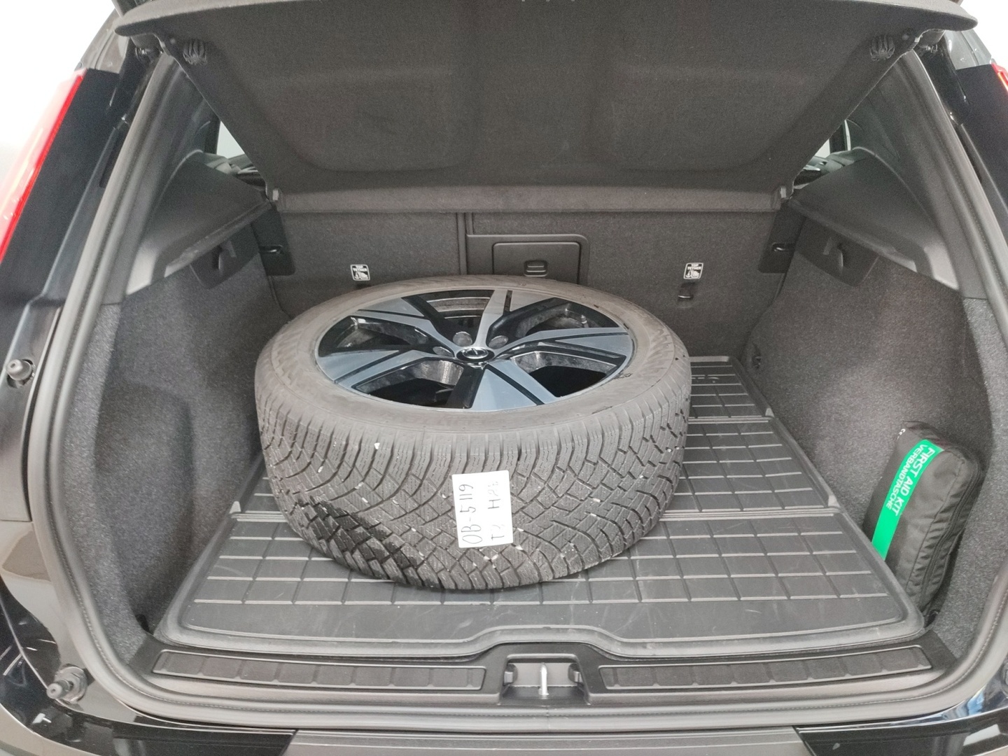 VOLVO EX40 2025