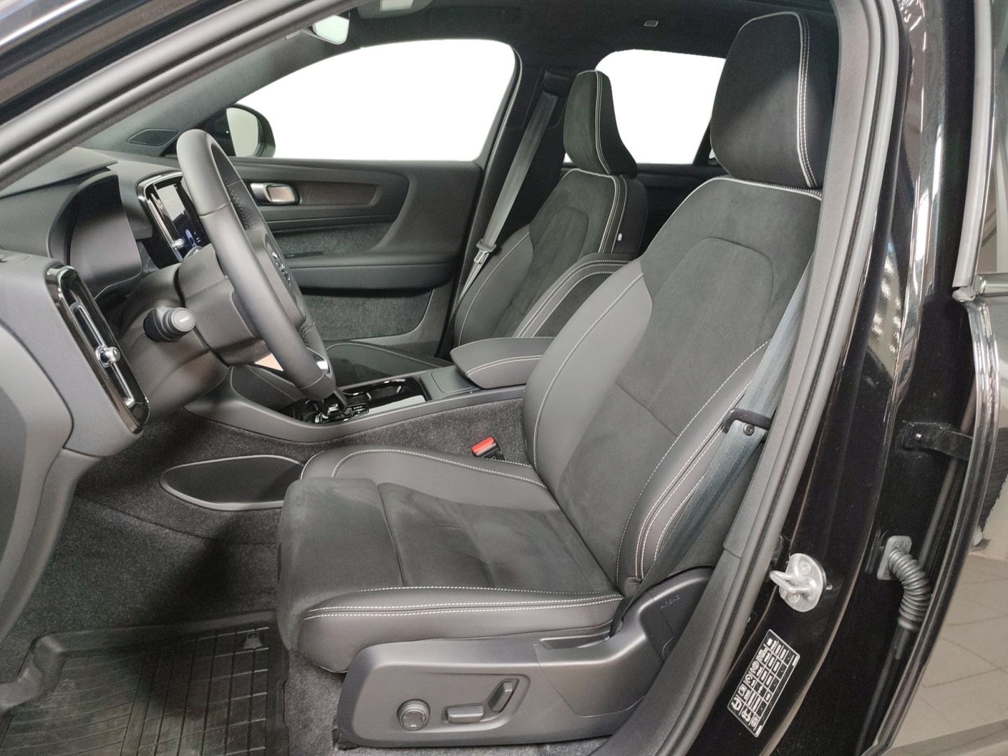 VOLVO EX40 2025