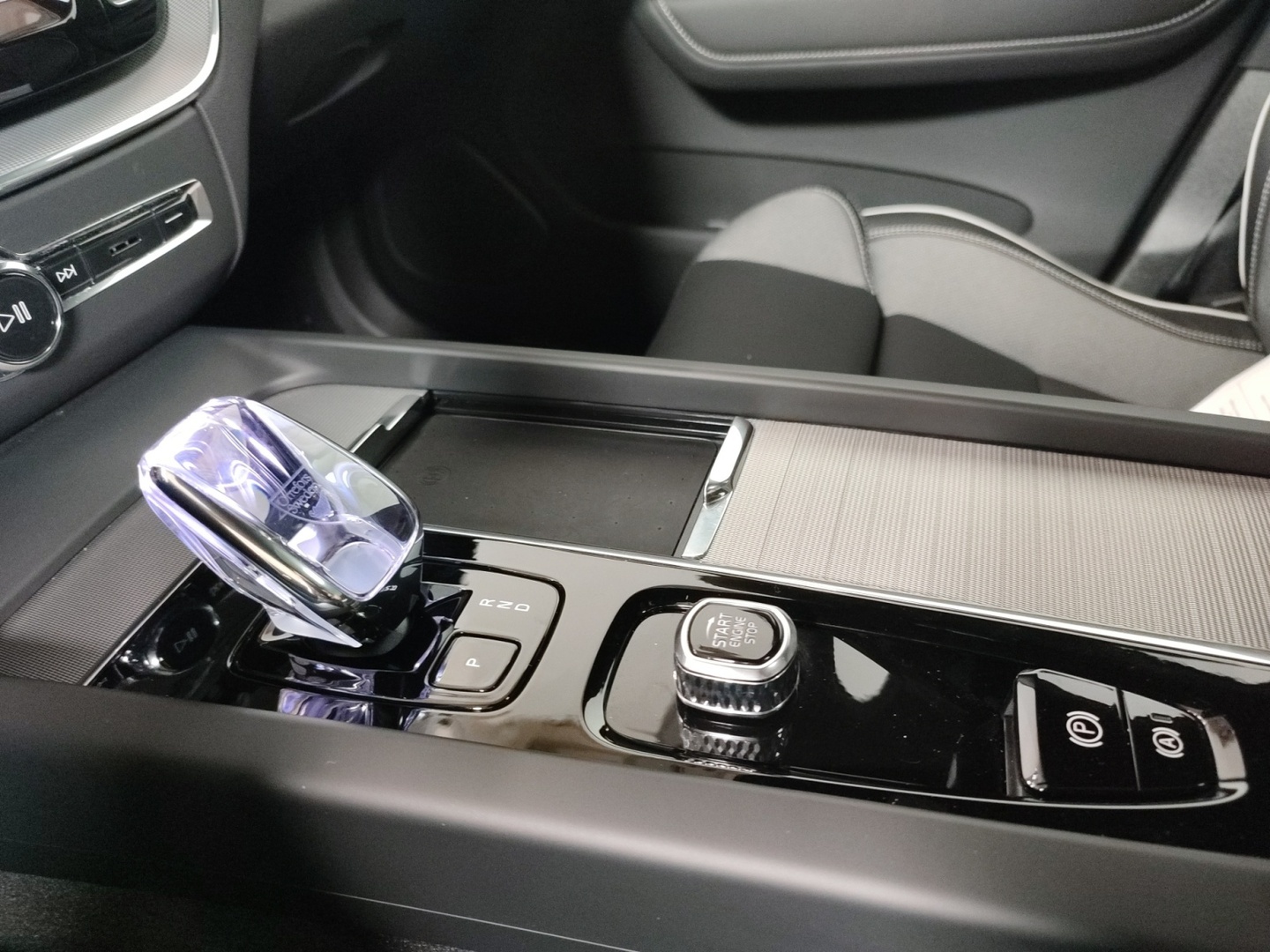 VOLVO XC60 2025